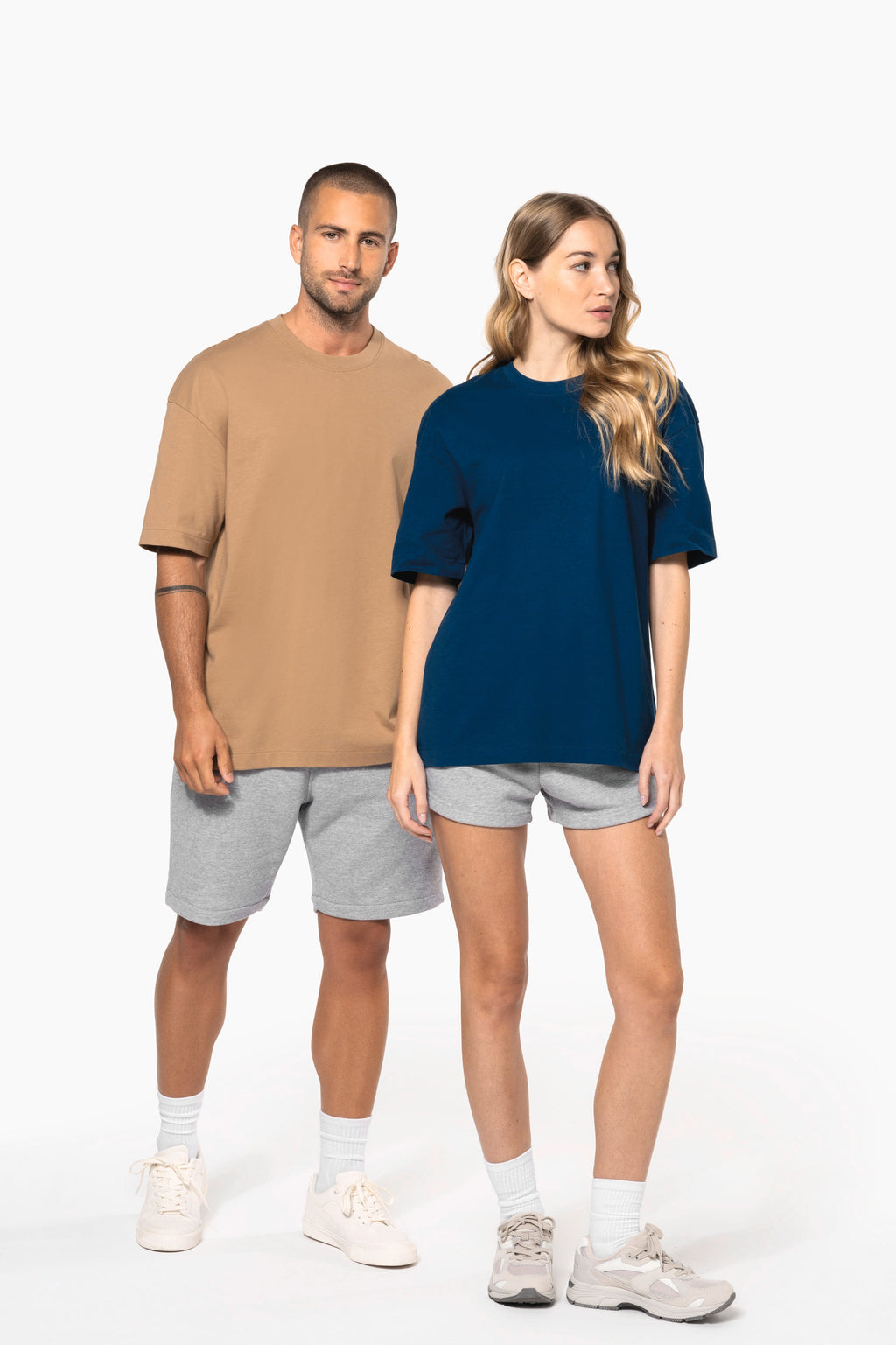 T-shirt oversize 220 unisexe porté — visuel 12