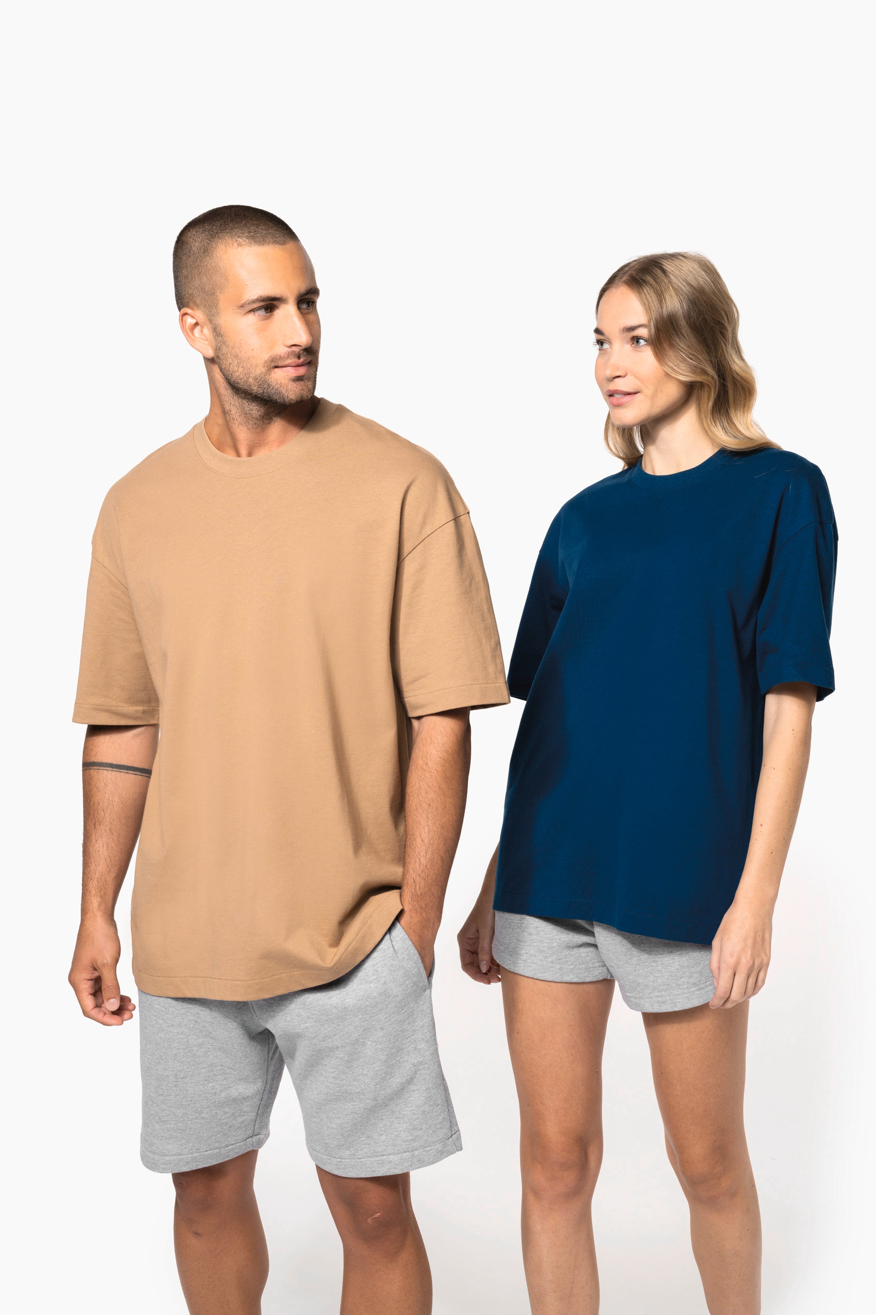 T-shirt oversize 220 unisexe porté — visuel 1