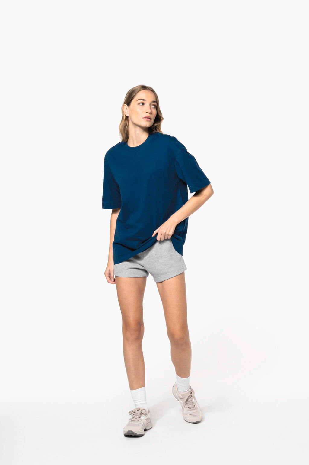 T-shirt oversize 220 unisexe porté — visuel 10
