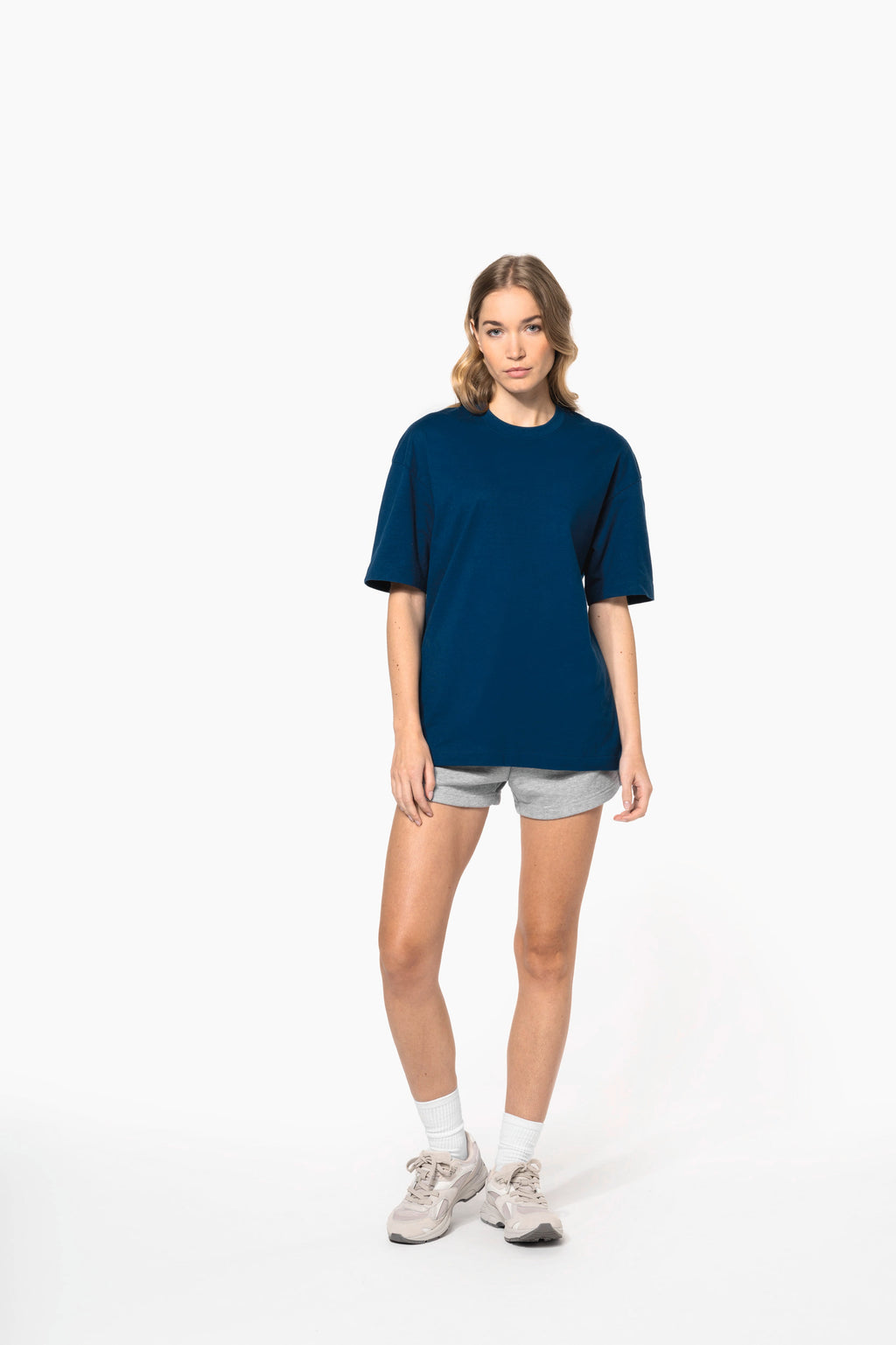 T-shirt oversize 220 unisexe porté — visuel 9