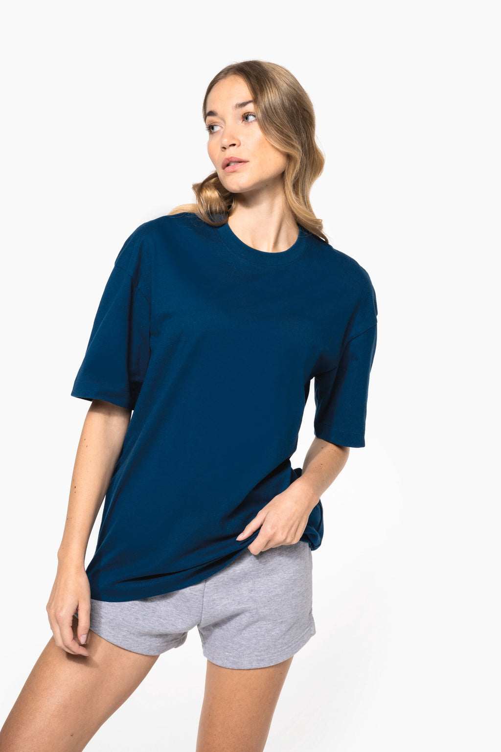 T-shirt oversize 220 unisexe porté — visuel 8