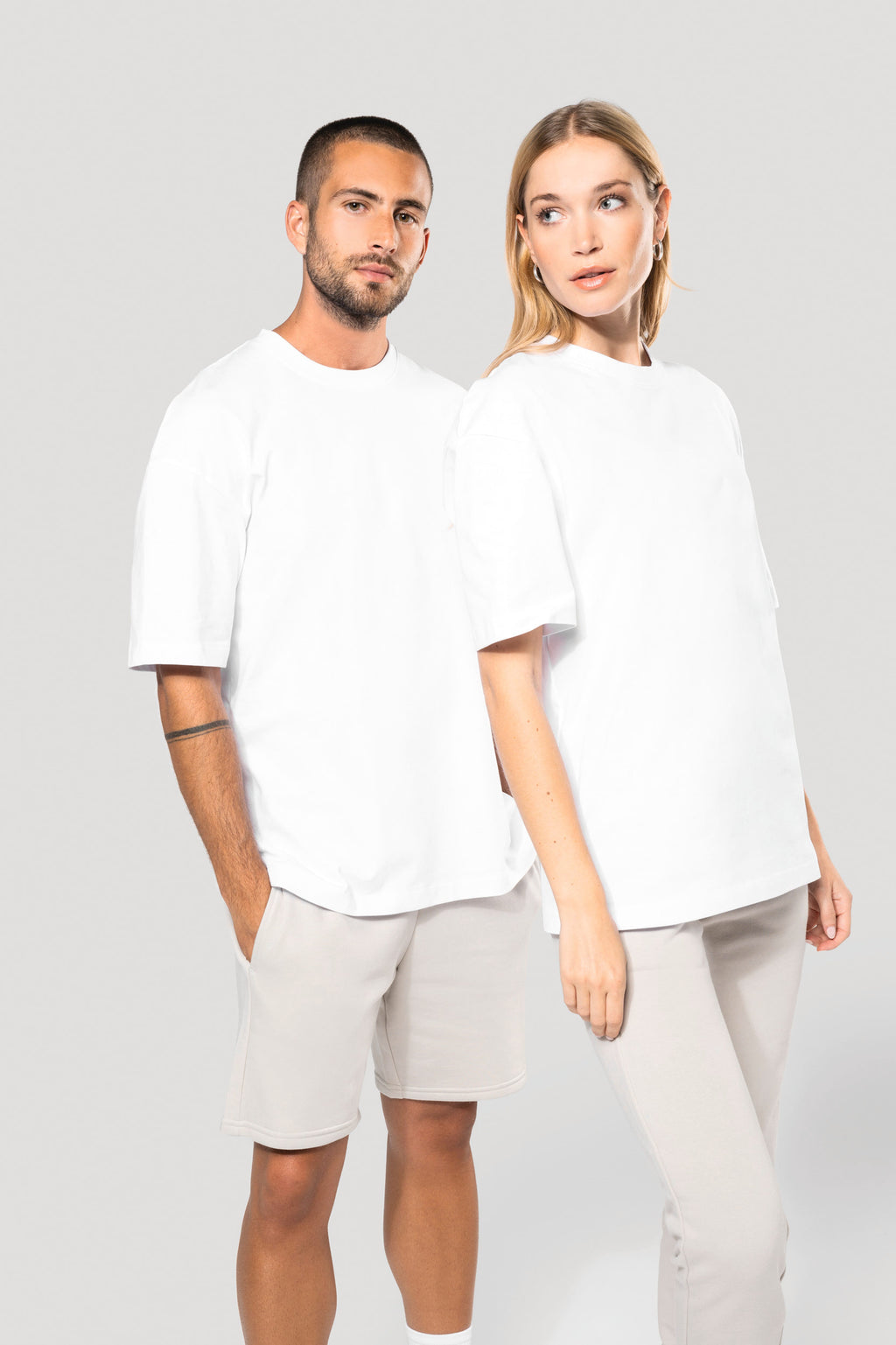 T-shirt oversize 220 unisexe porté — visuel 13