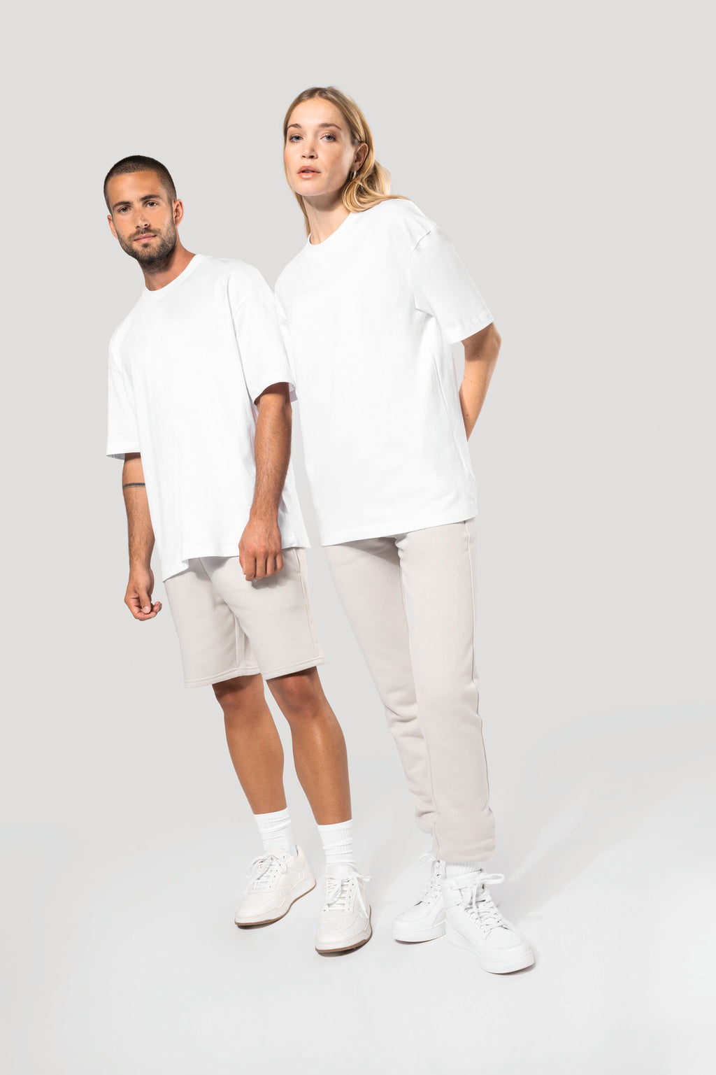 T-shirt oversize 220 unisexe porté — visuel 14