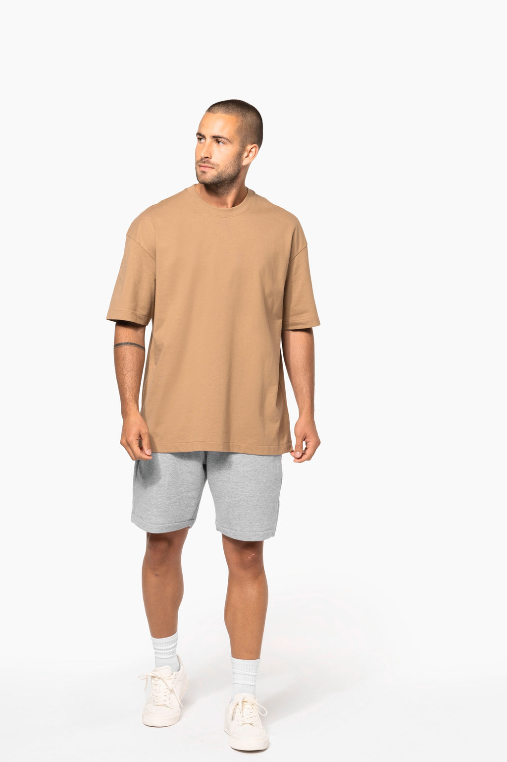 T-shirt oversize 220 unisexe porté — visuel 3