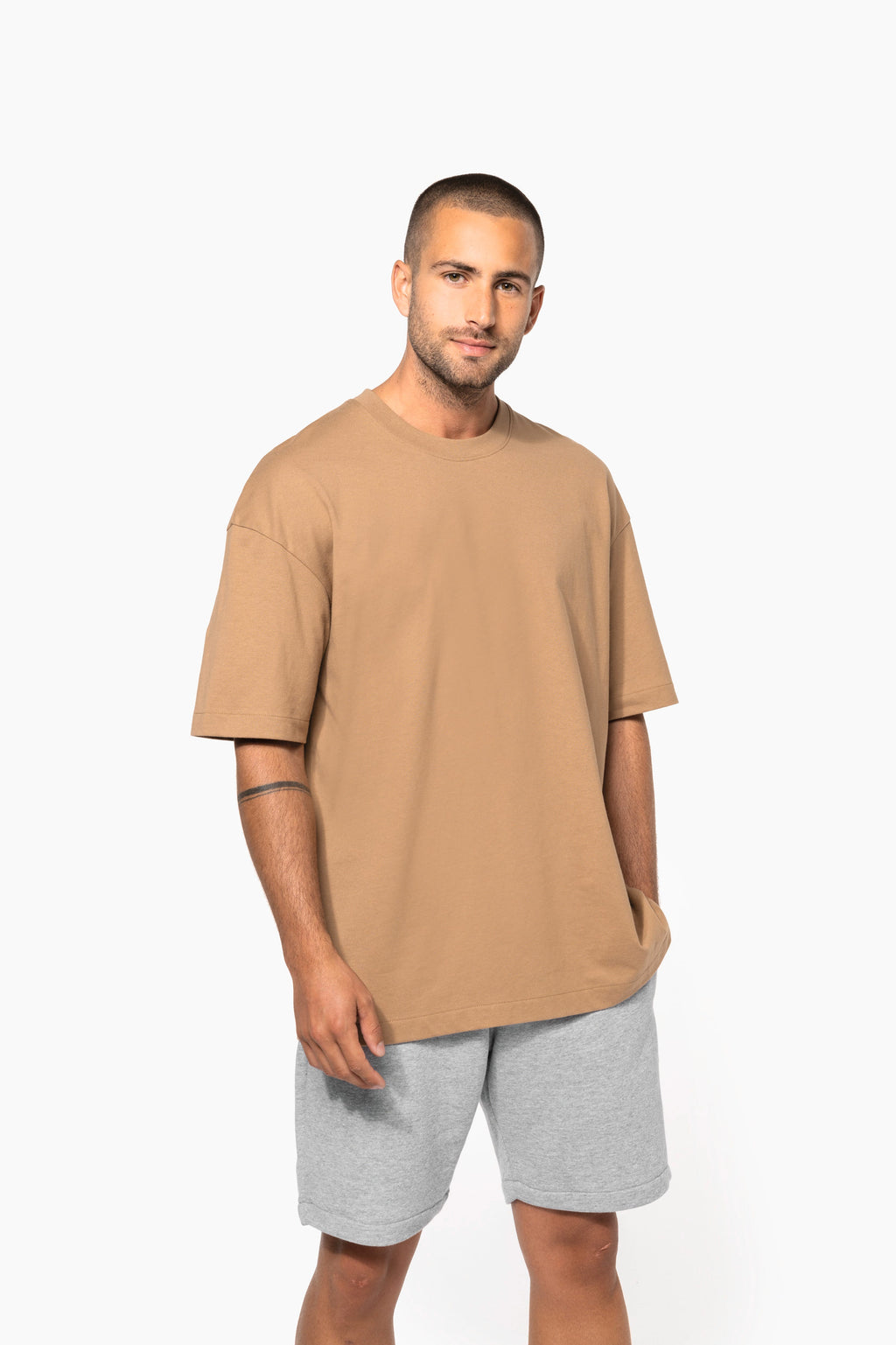T-shirt oversize 220 unisexe porté — visuel 5