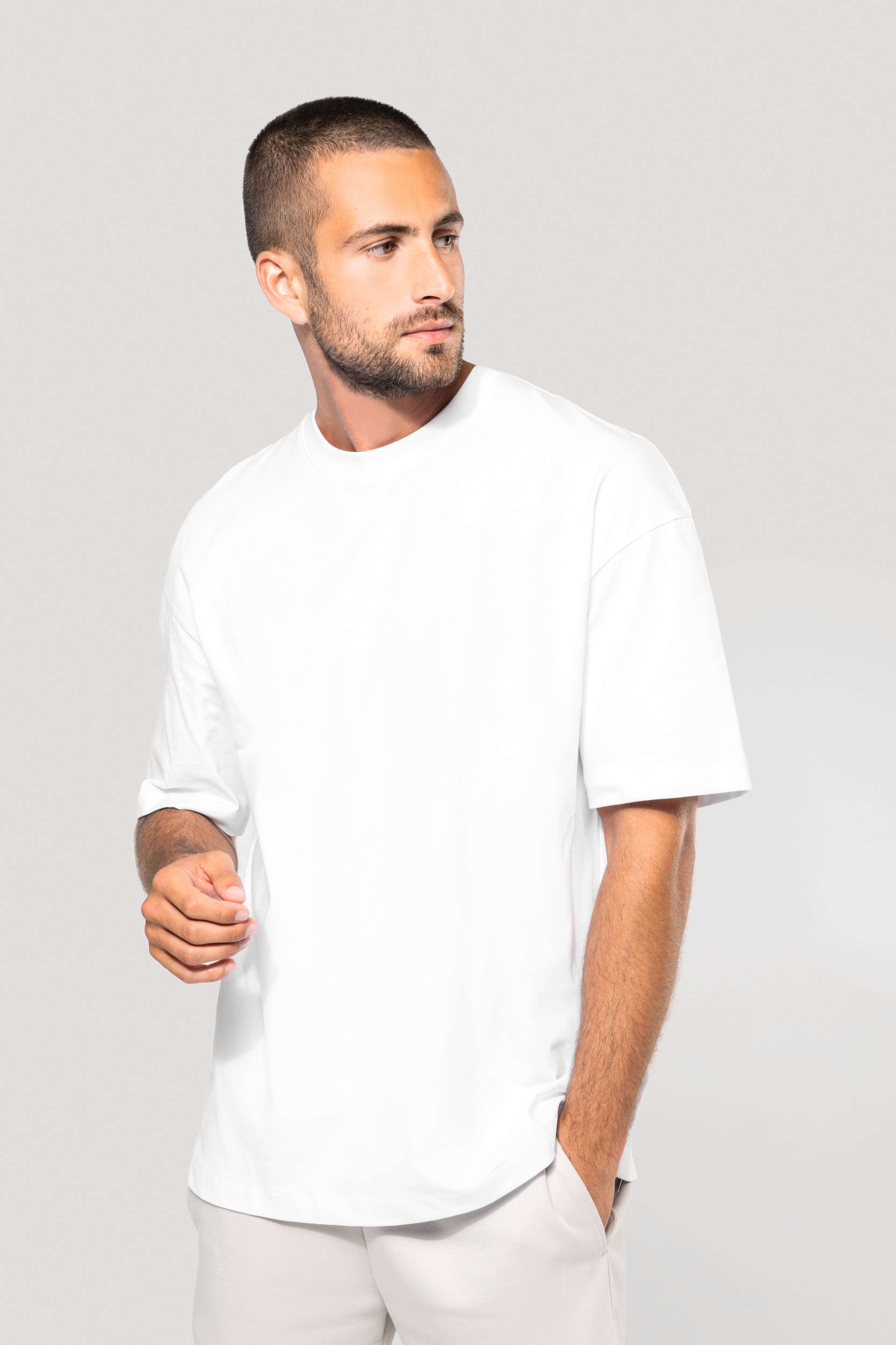 T-shirt oversize 220 unisexe porté — visuel 15