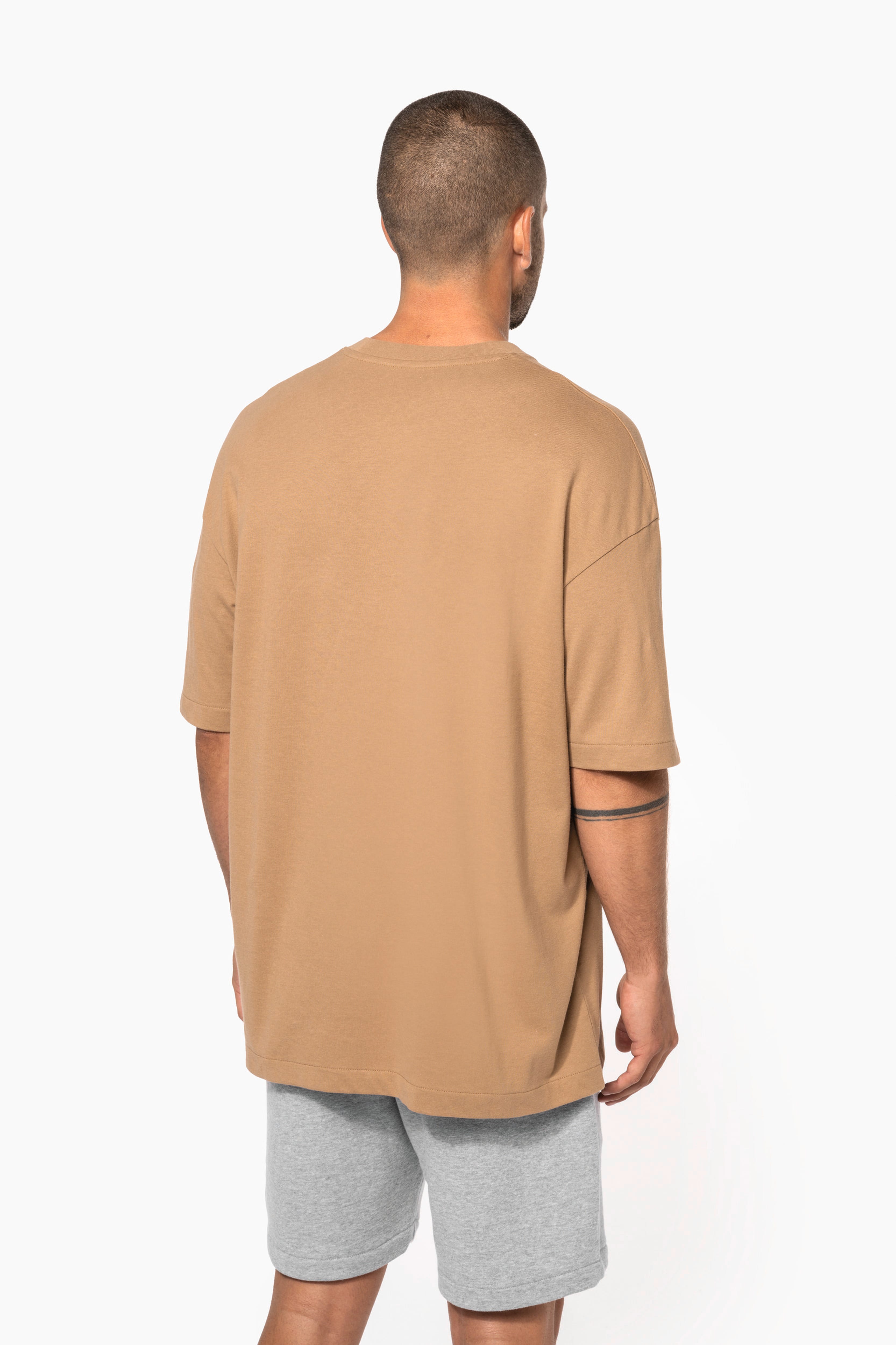 T-shirt oversize 220 unisexe porté — visuel 4