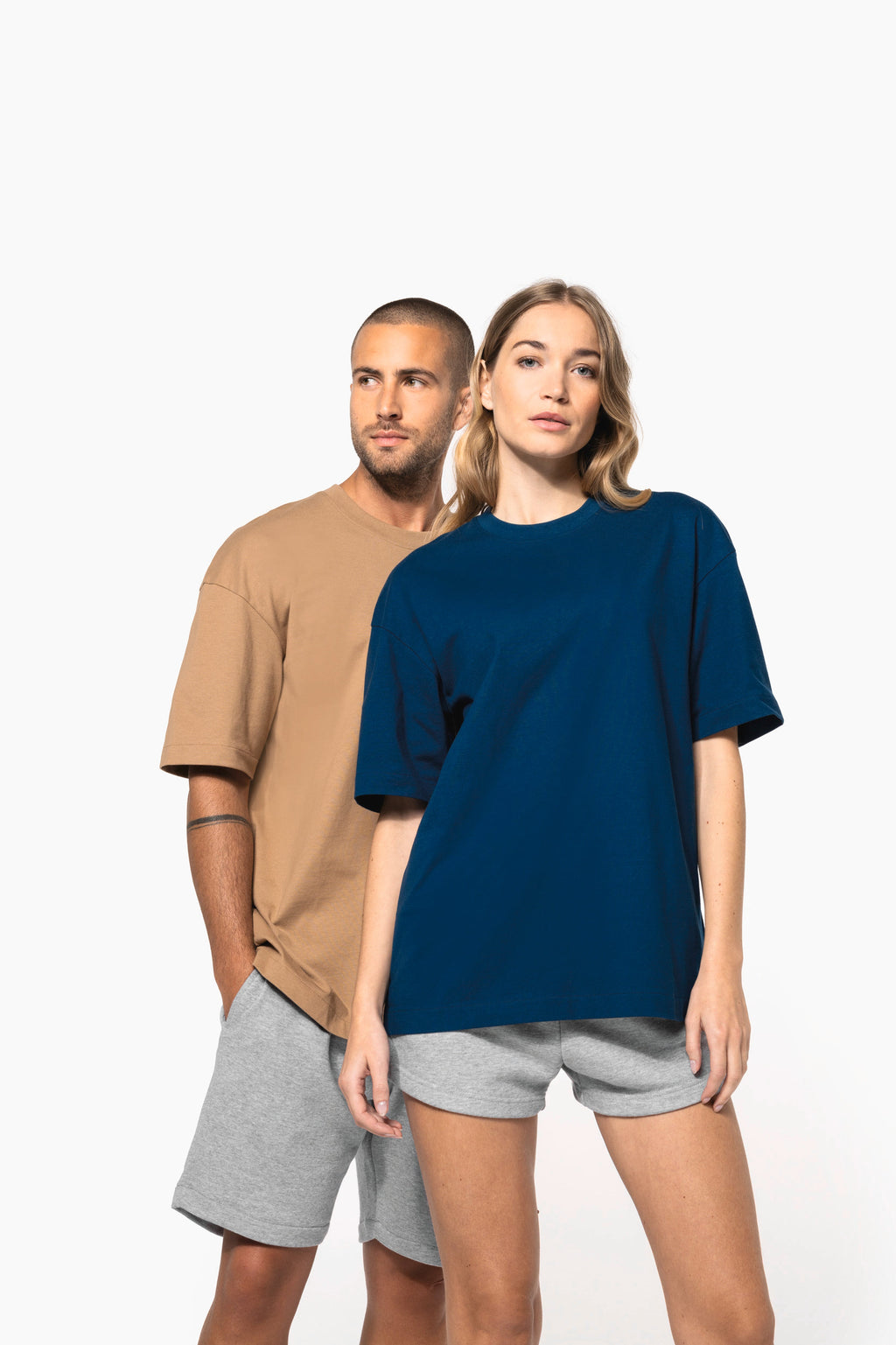 T-shirt oversize 220 unisexe porté — visuel 11