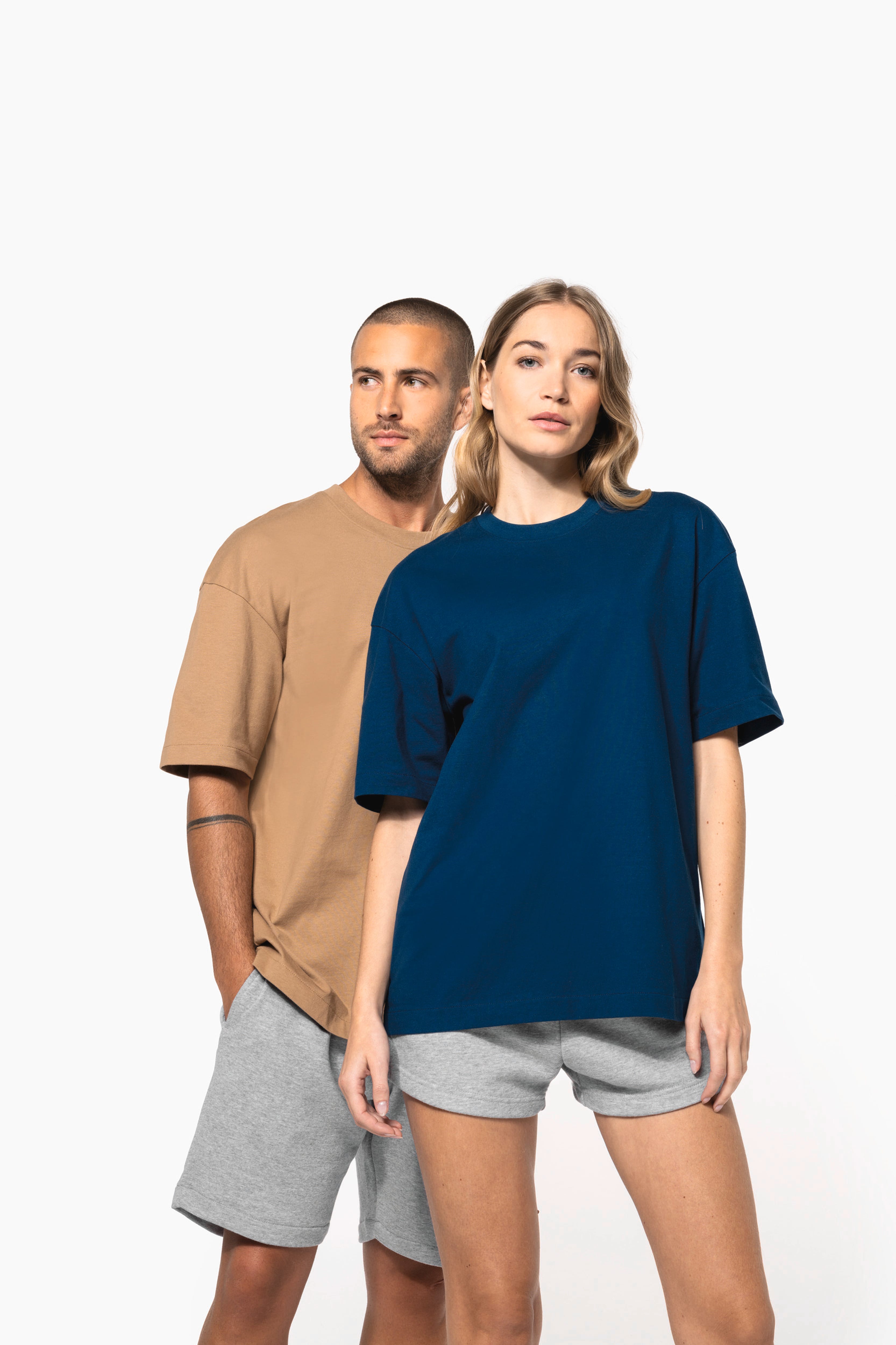T-shirt oversize 220 unisexe porté — visuel 11