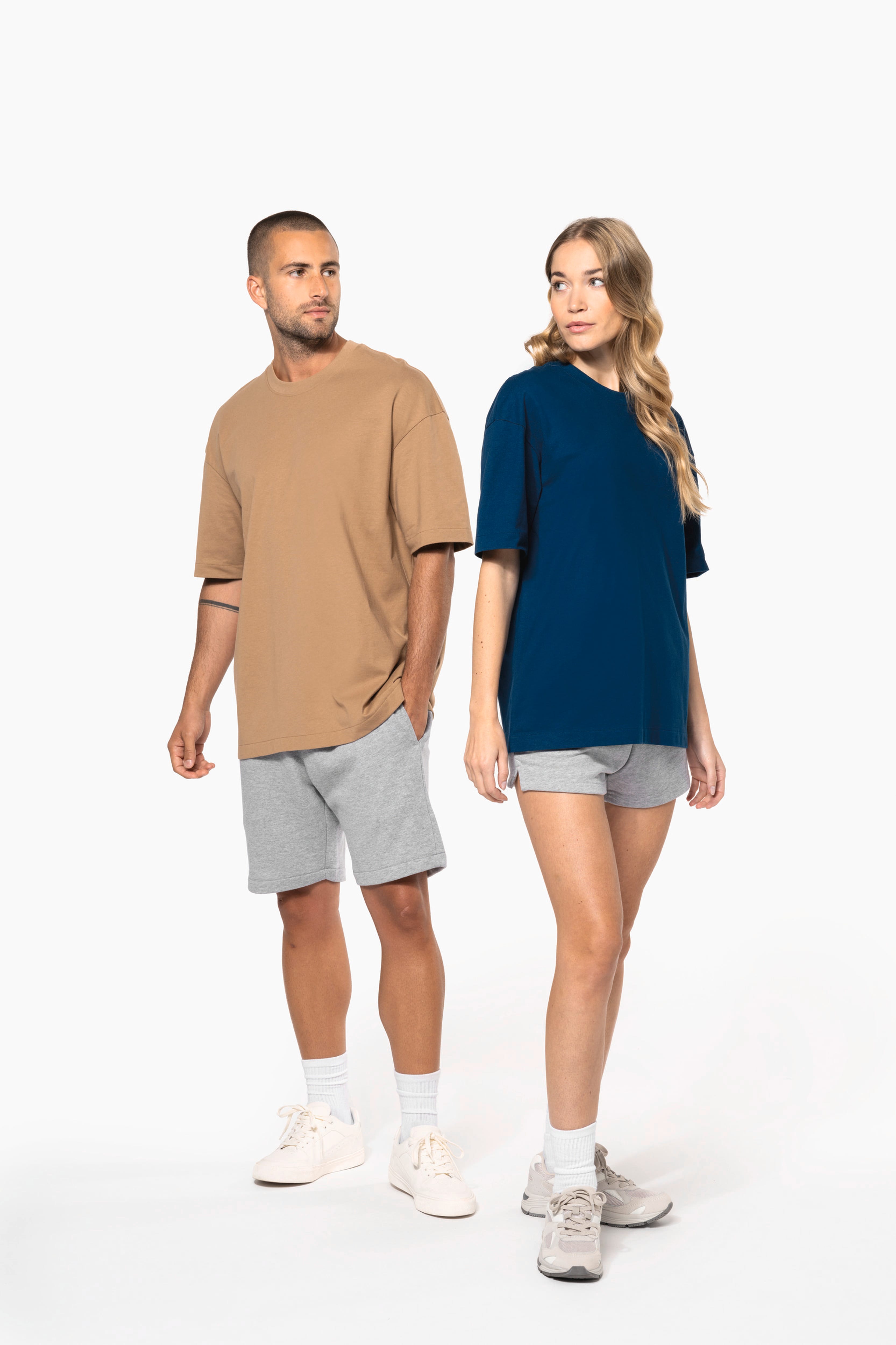 T-shirt oversize 220 unisexe porté — visuel 2