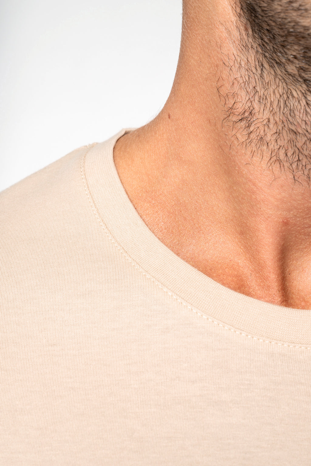 T-shirt bio 150 homme personnalisable porté — vue 8