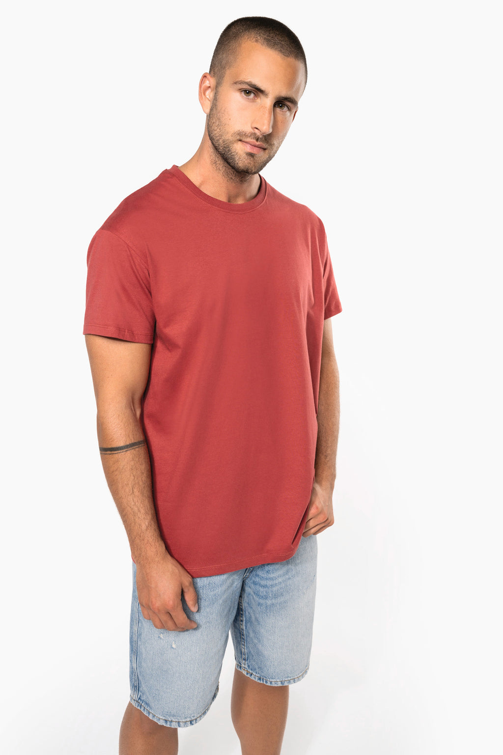 T-shirt bio 190 personnalisable porté, vue de profil