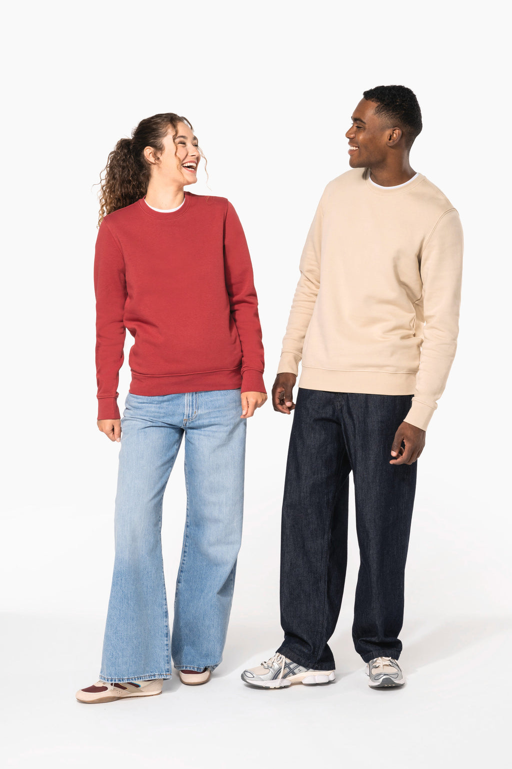 Sweatshirt col rond unisexe porté — visuel 14
