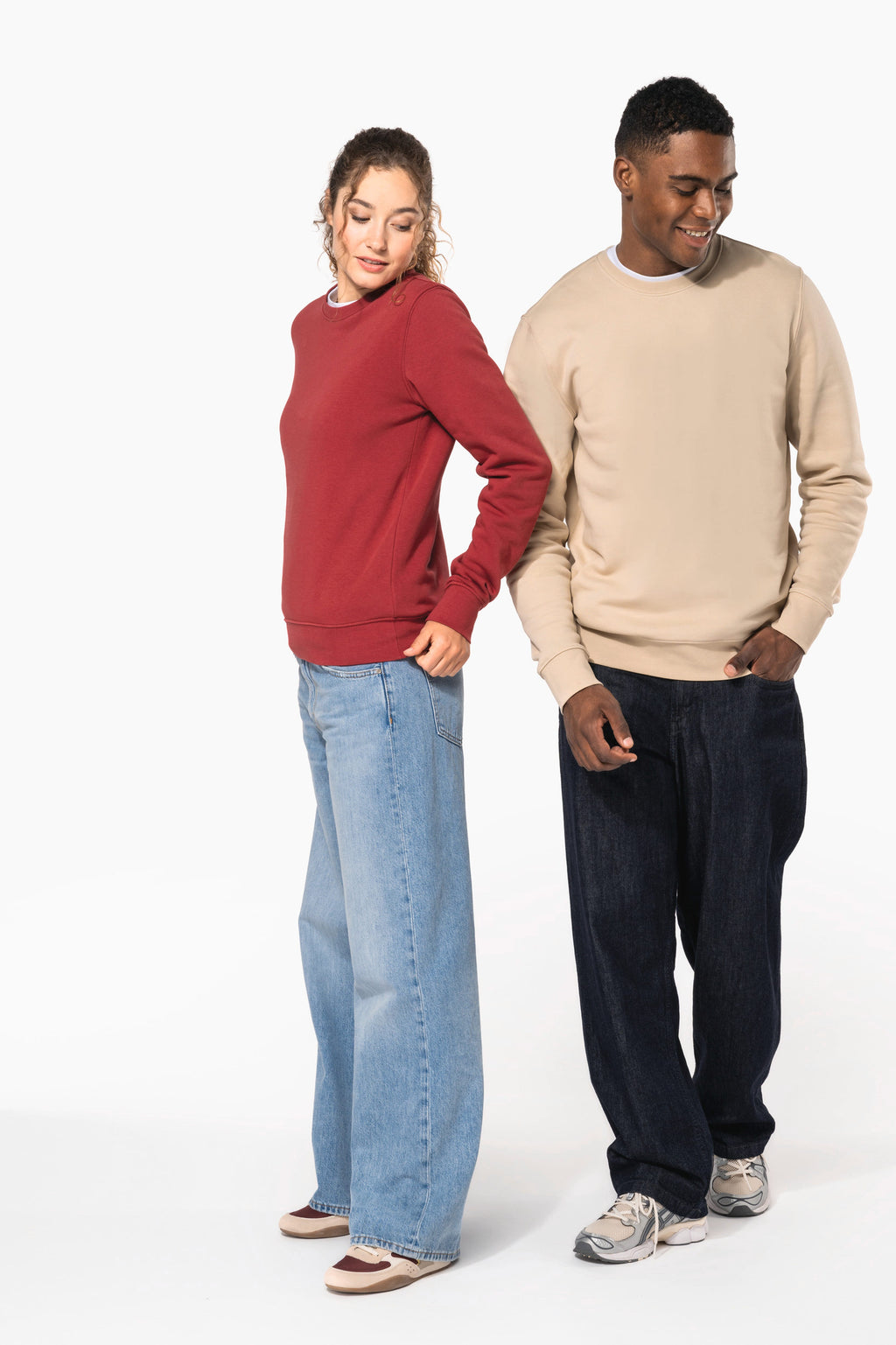 Sweatshirt col rond unisexe porté — visuel 6