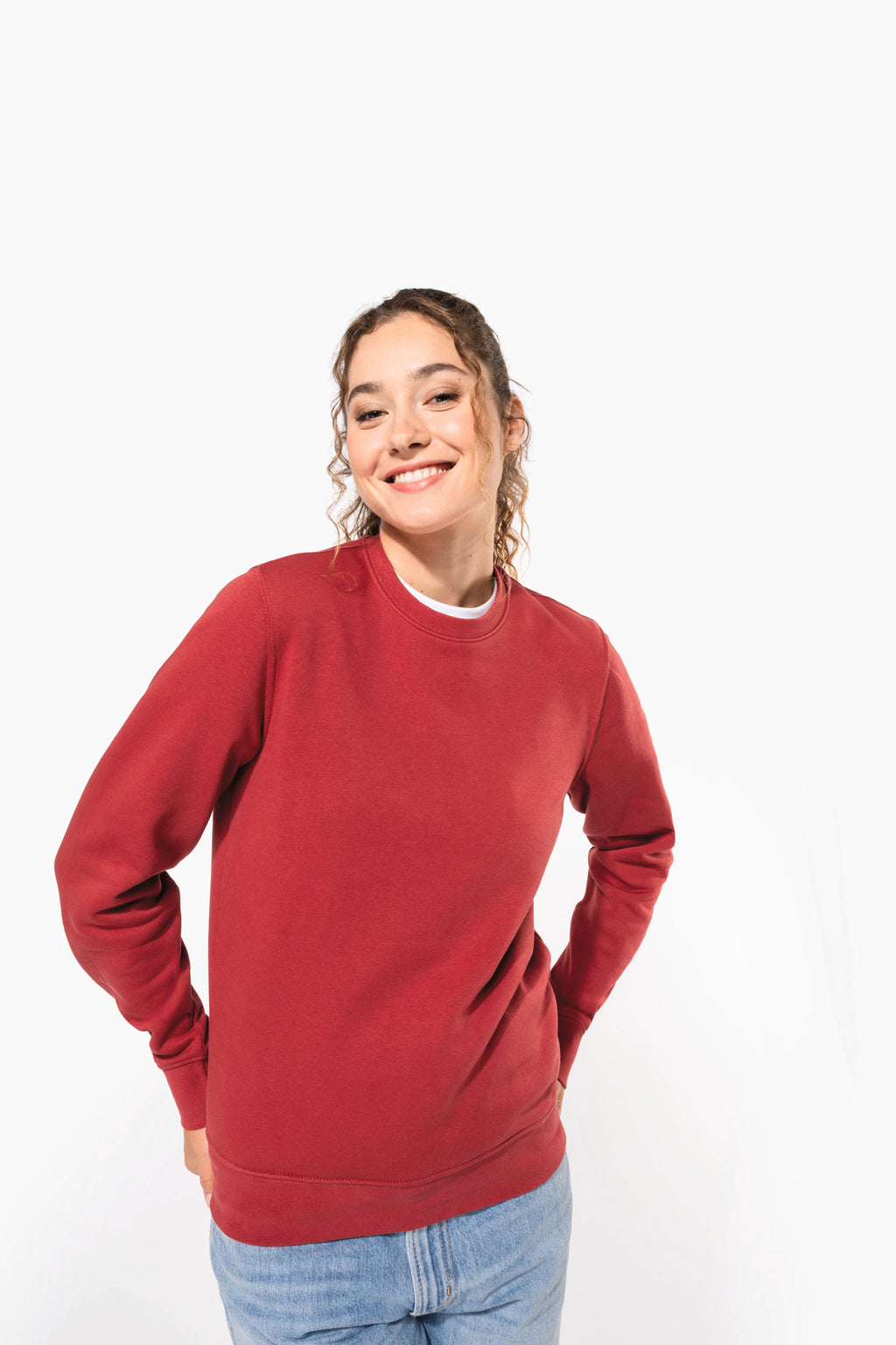 Sweatshirt col rond unisexe porté — visuel 4