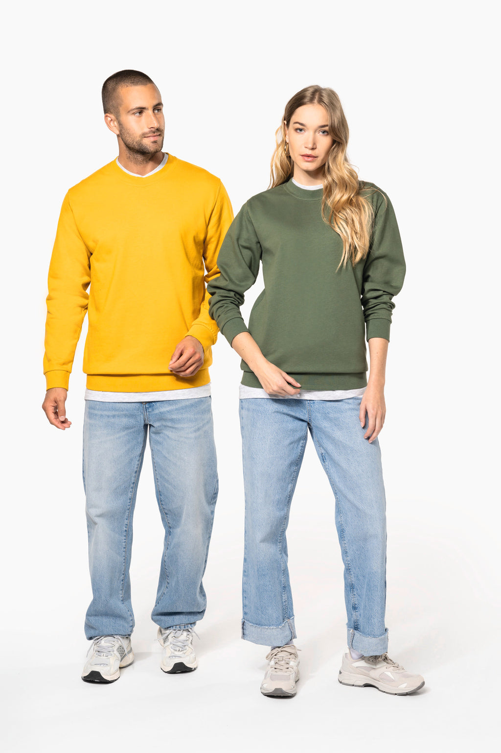 Sweatshirt col rond unisexe personnalisable — visuel porté 13
