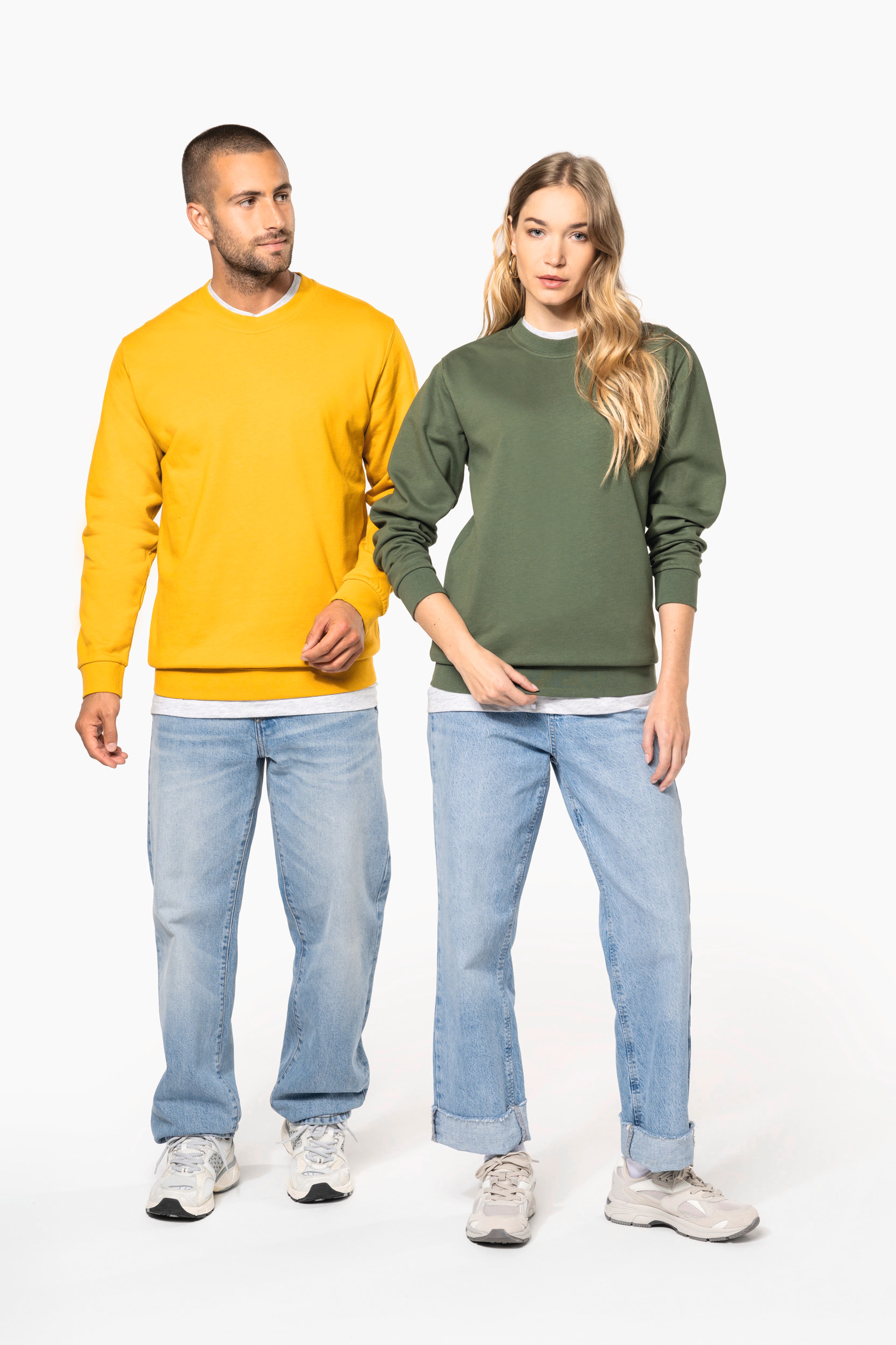 Sweatshirt col rond unisexe personnalisable — visuel porté 13