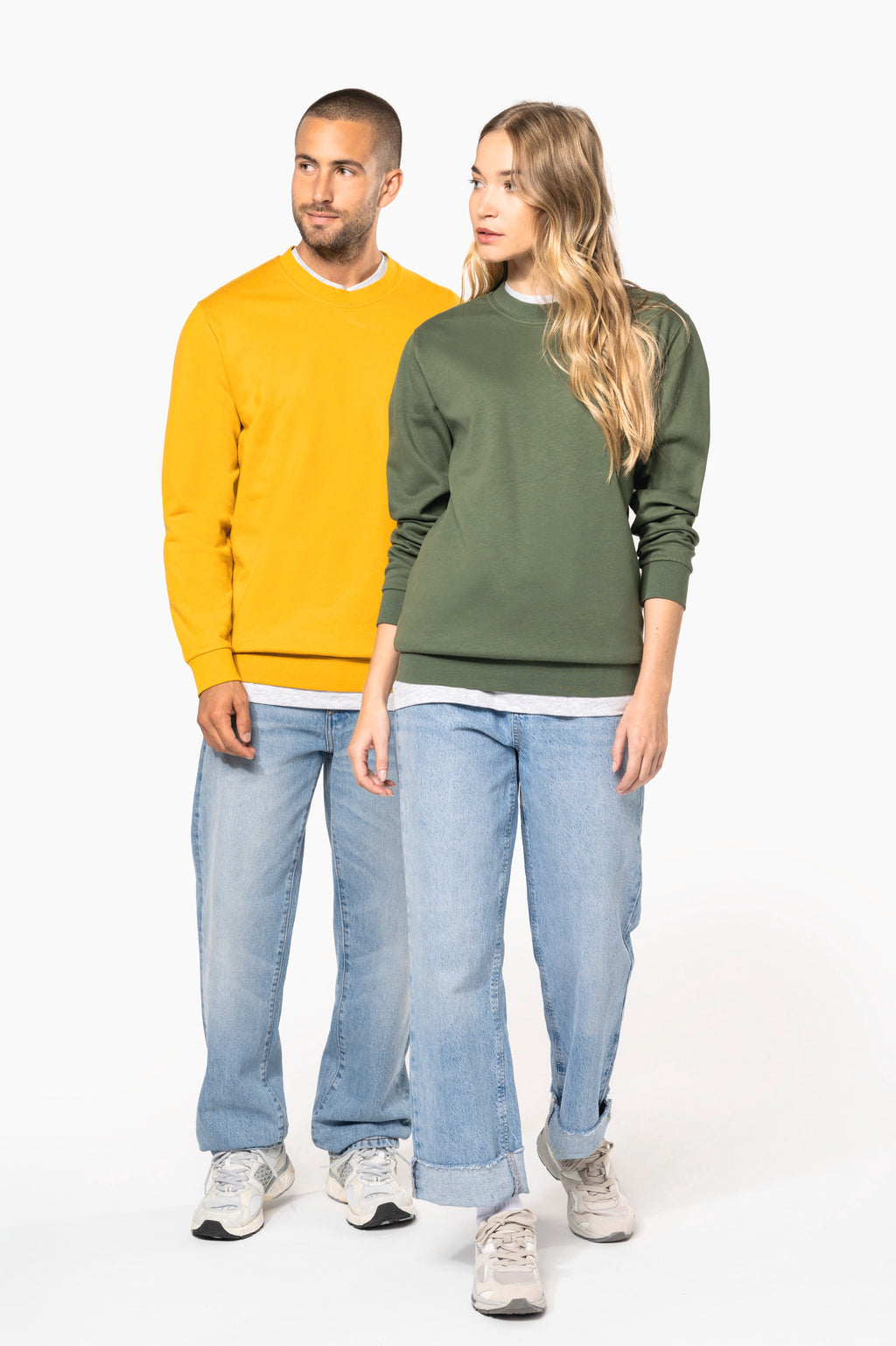 Sweatshirt col rond unisexe personnalisable — visuel porté 12