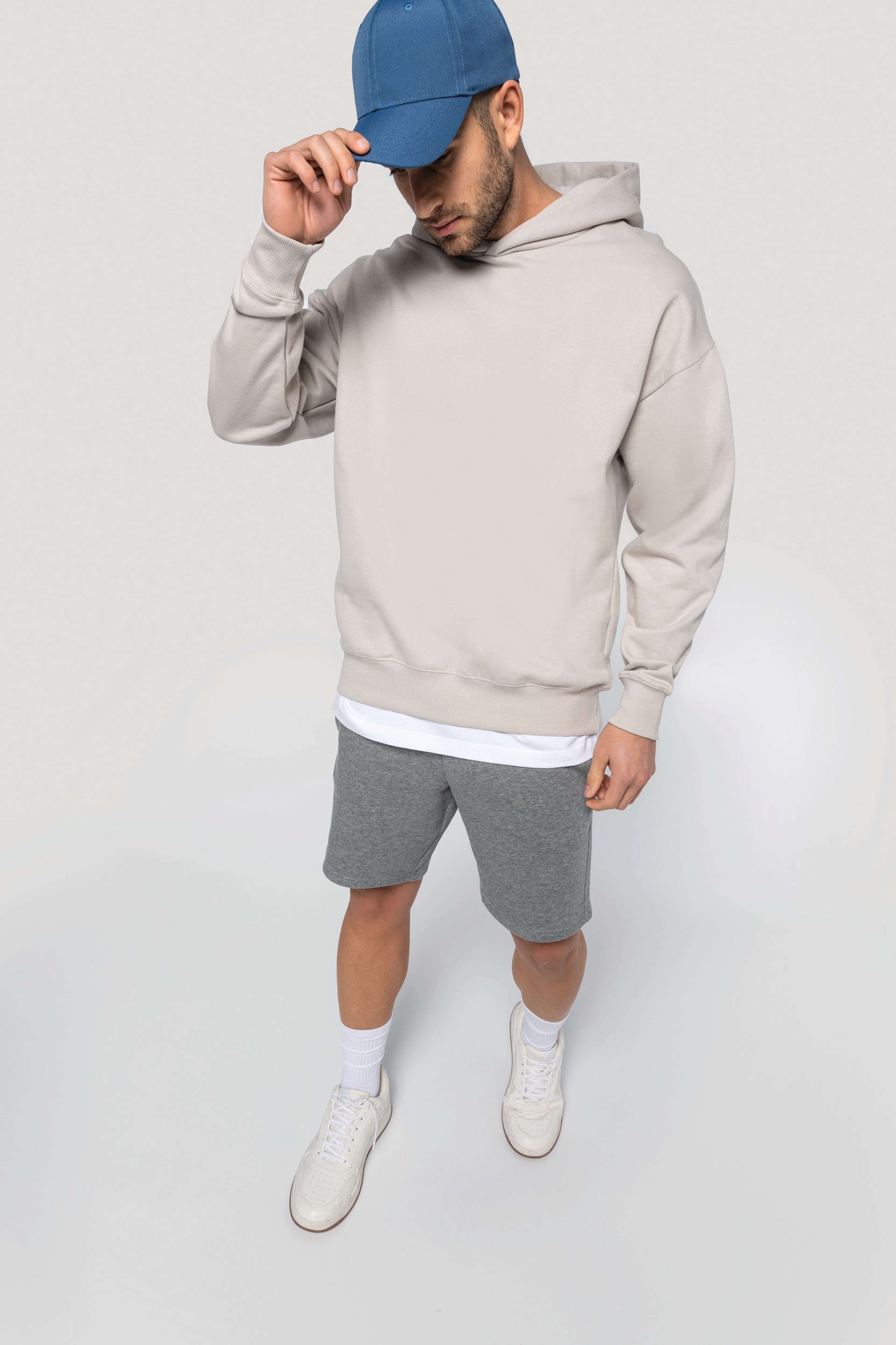 Short molleton homme porté, détail de la taille élastiquée