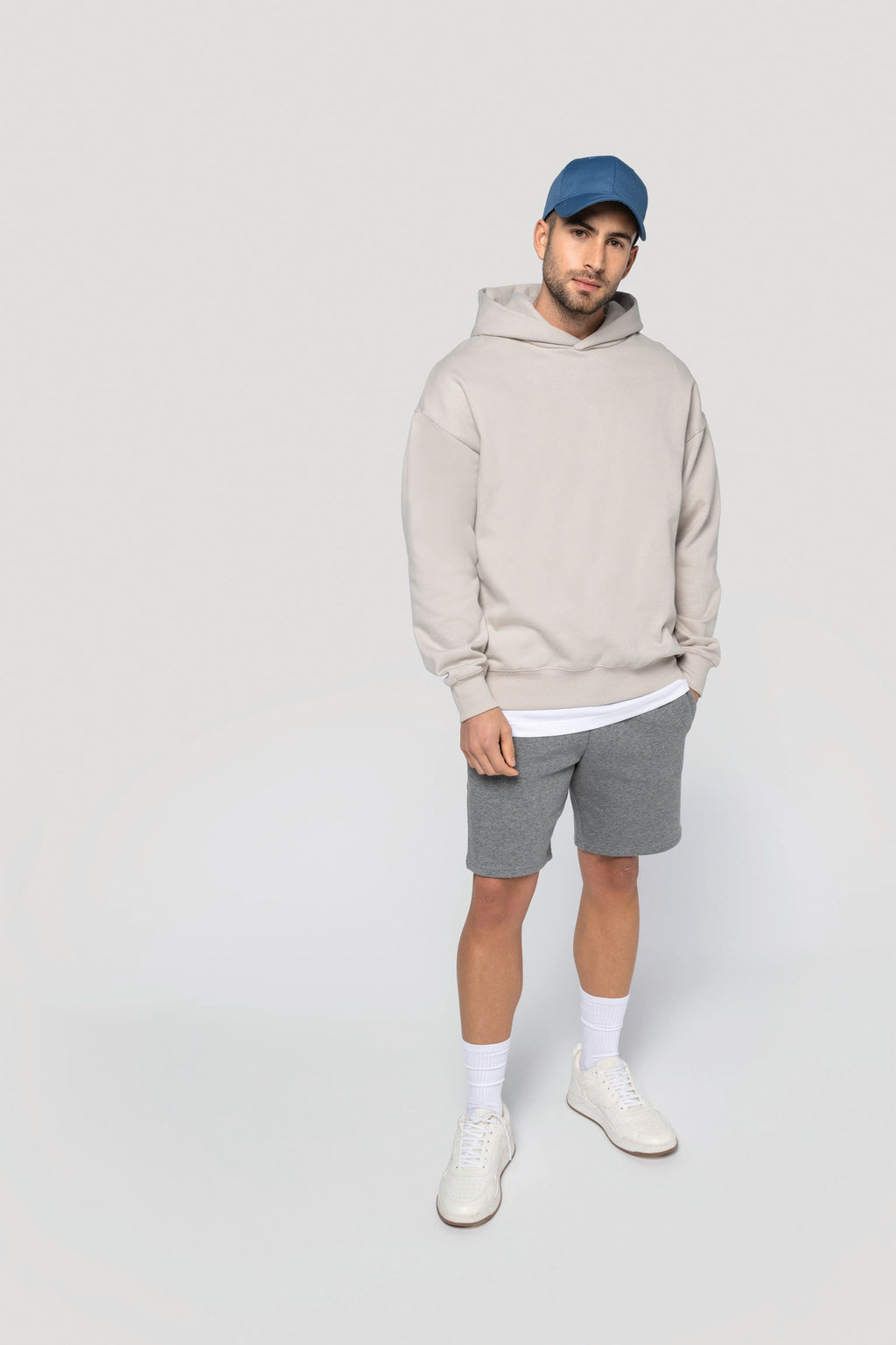 Short molleton homme porté, vue d'ensemble