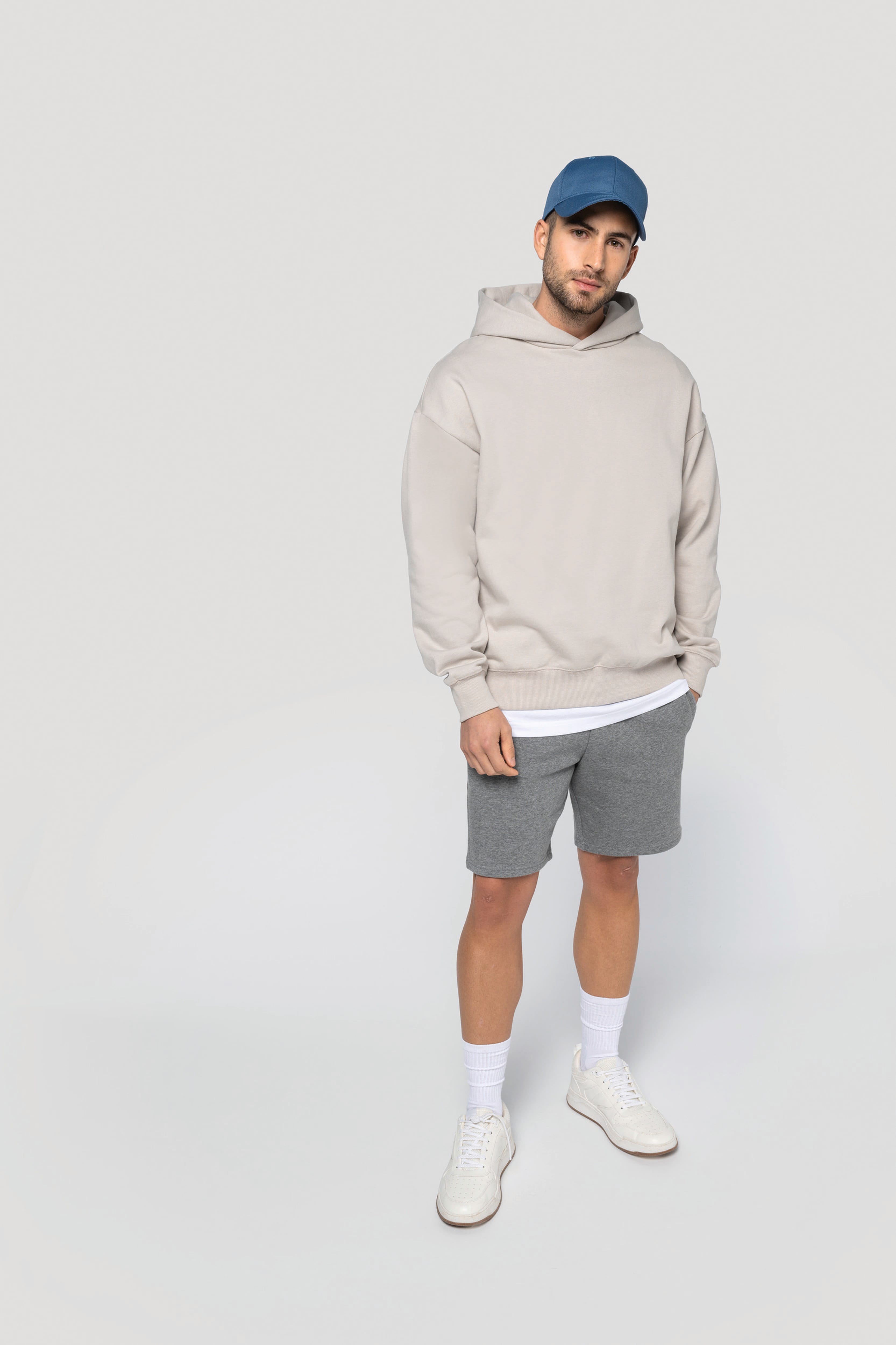 Short molleton homme porté, vue d'ensemble