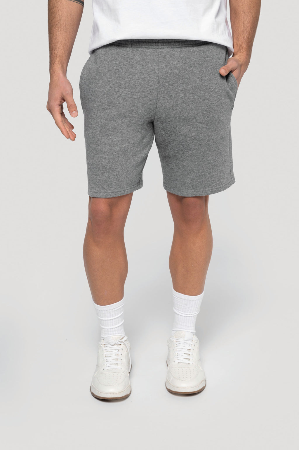 Short molleton homme porté en box
