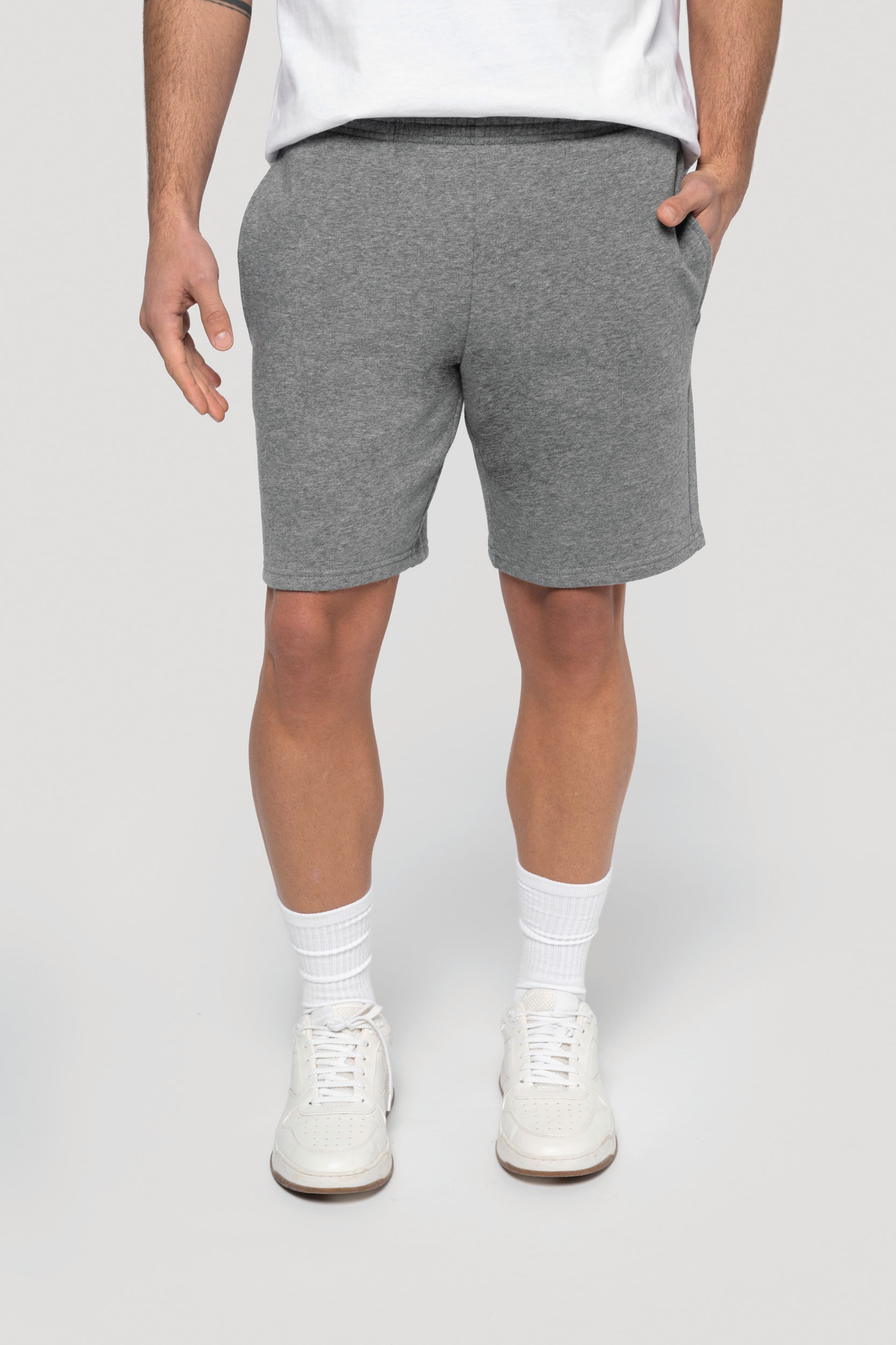 Short molleton homme porté en box