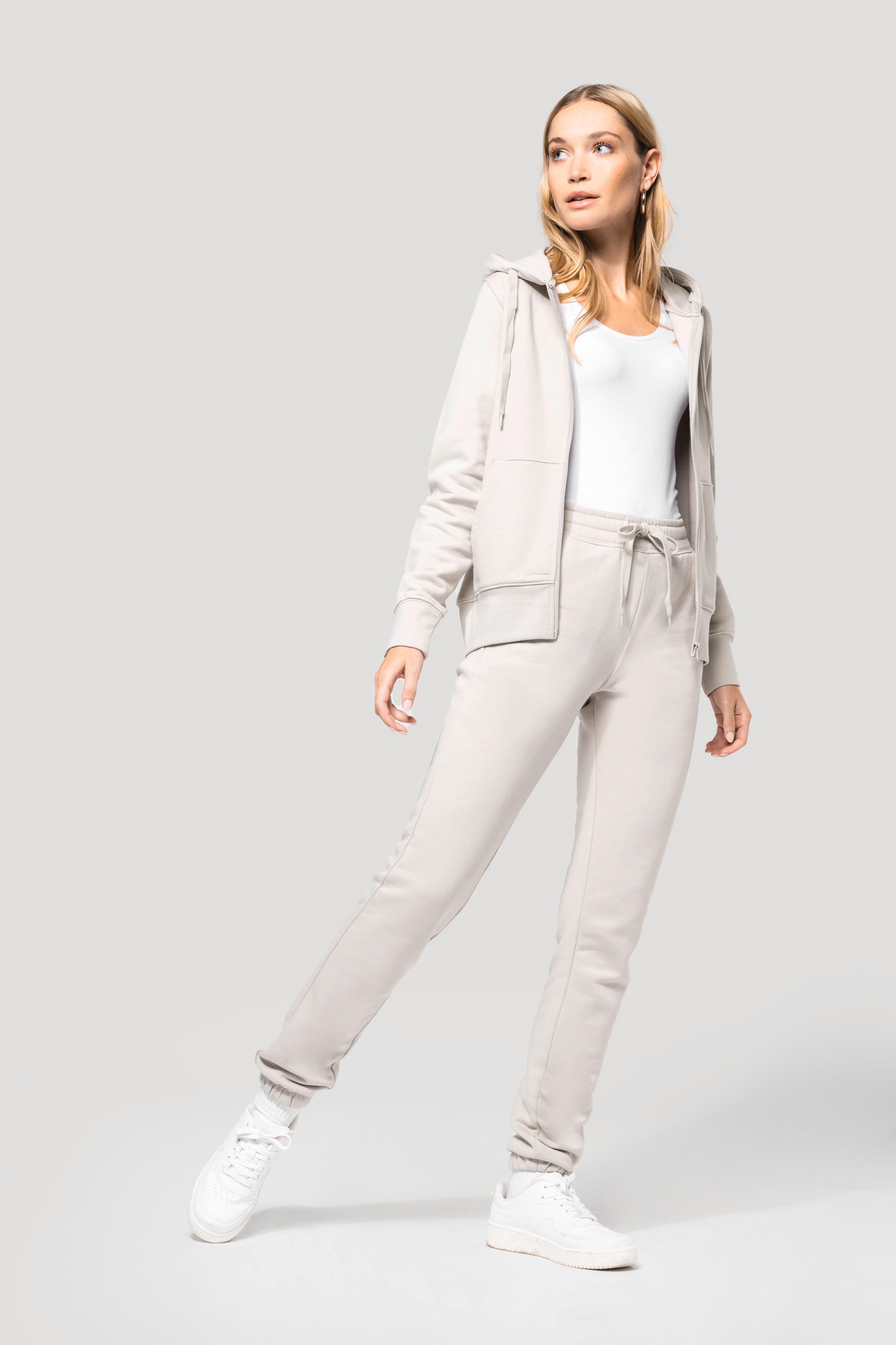 Jogging molleton bio femme porté, détail de coupe