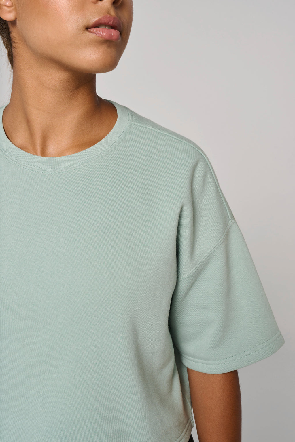 Sweatshirt crop manches courtes femme porté — vue 2