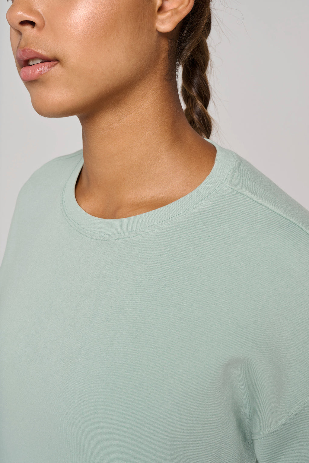 Sweatshirt crop manches courtes femme porté — vue 3