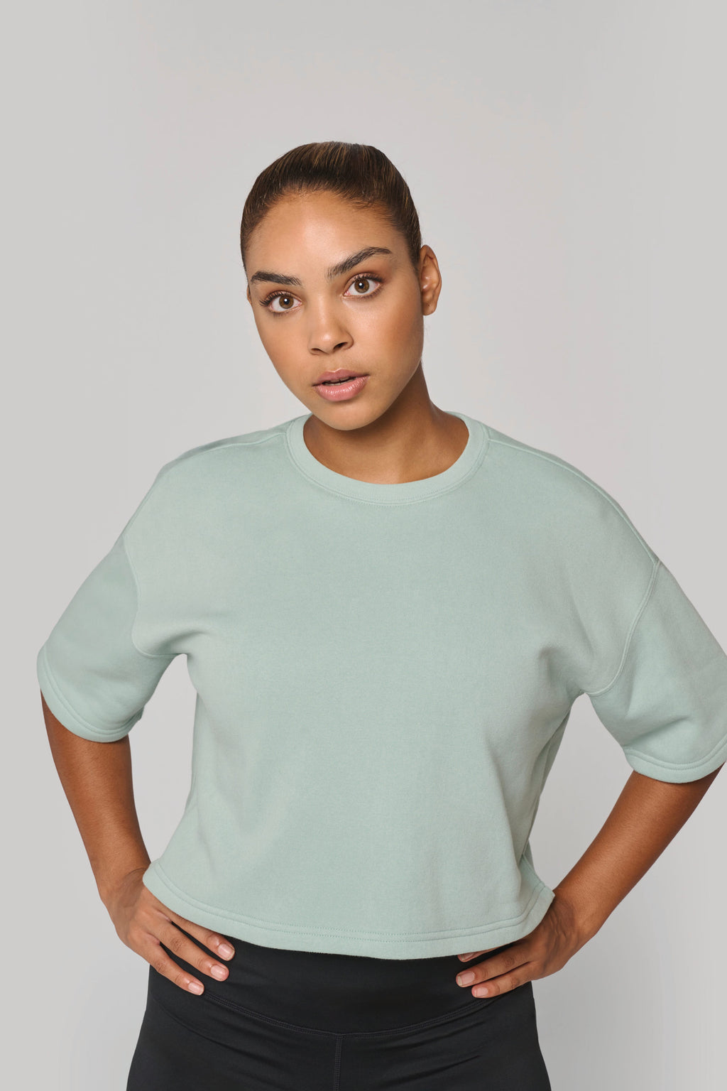 Sweatshirt crop manches courtes femme porté — vue 4