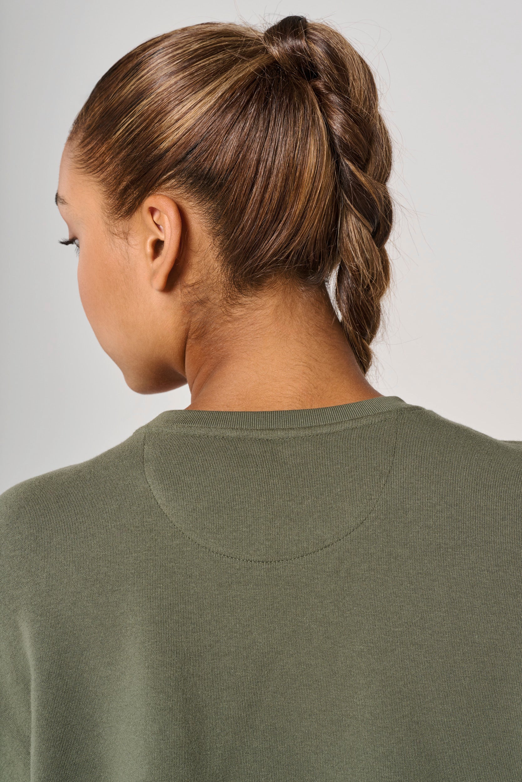 Sweatshirt crop femme personnalisable — porté, ambiance