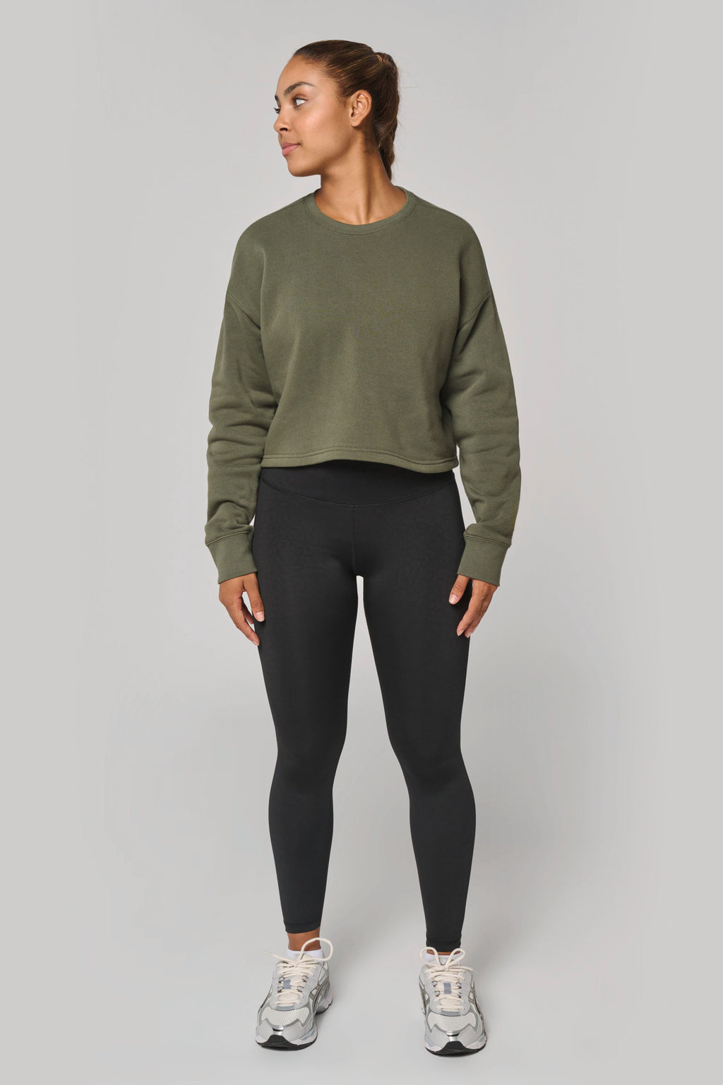 Sweatshirt crop femme personnalisable — porté, détail bord-côte