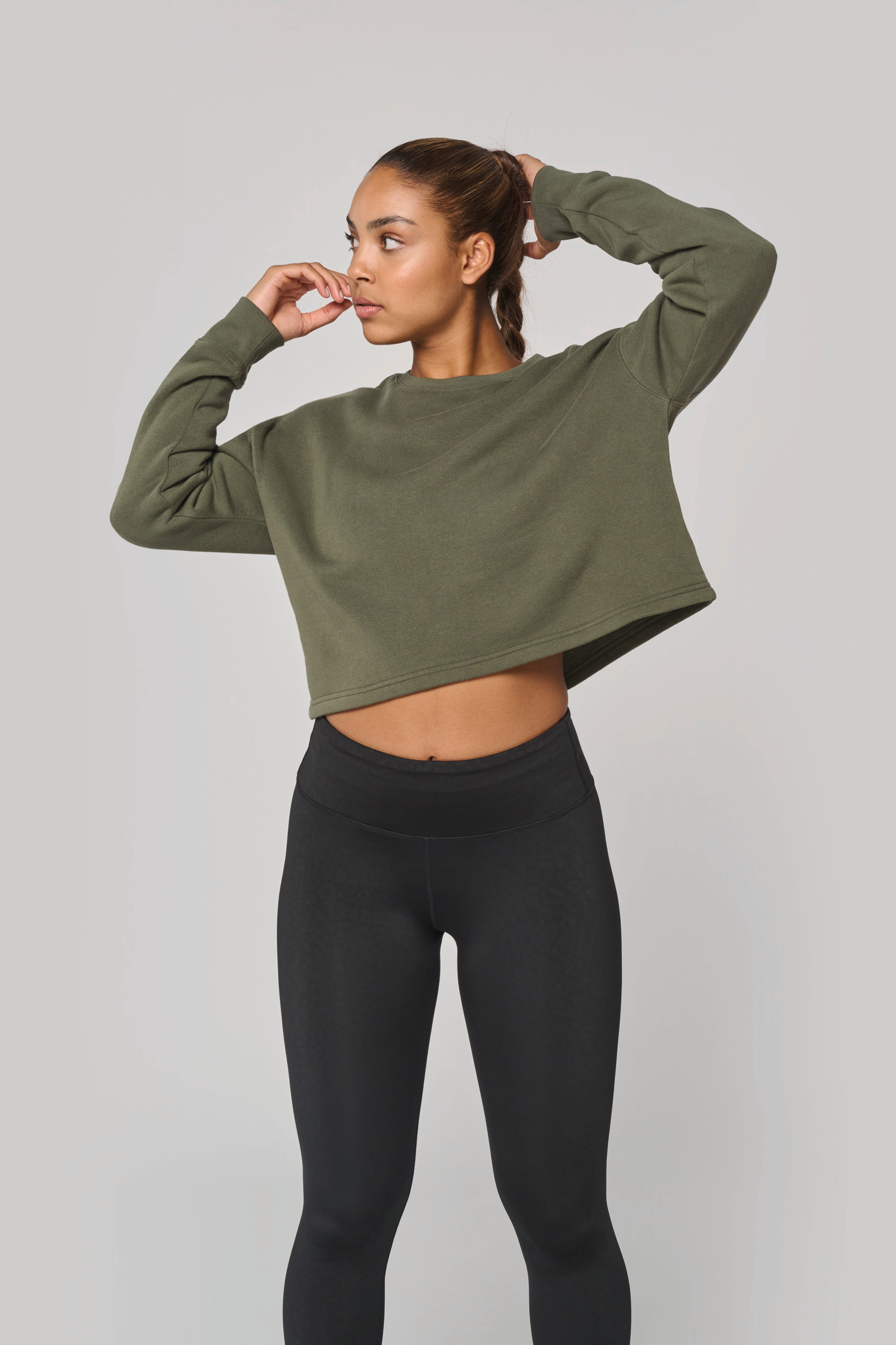 Sweatshirt crop femme personnalisable — porté