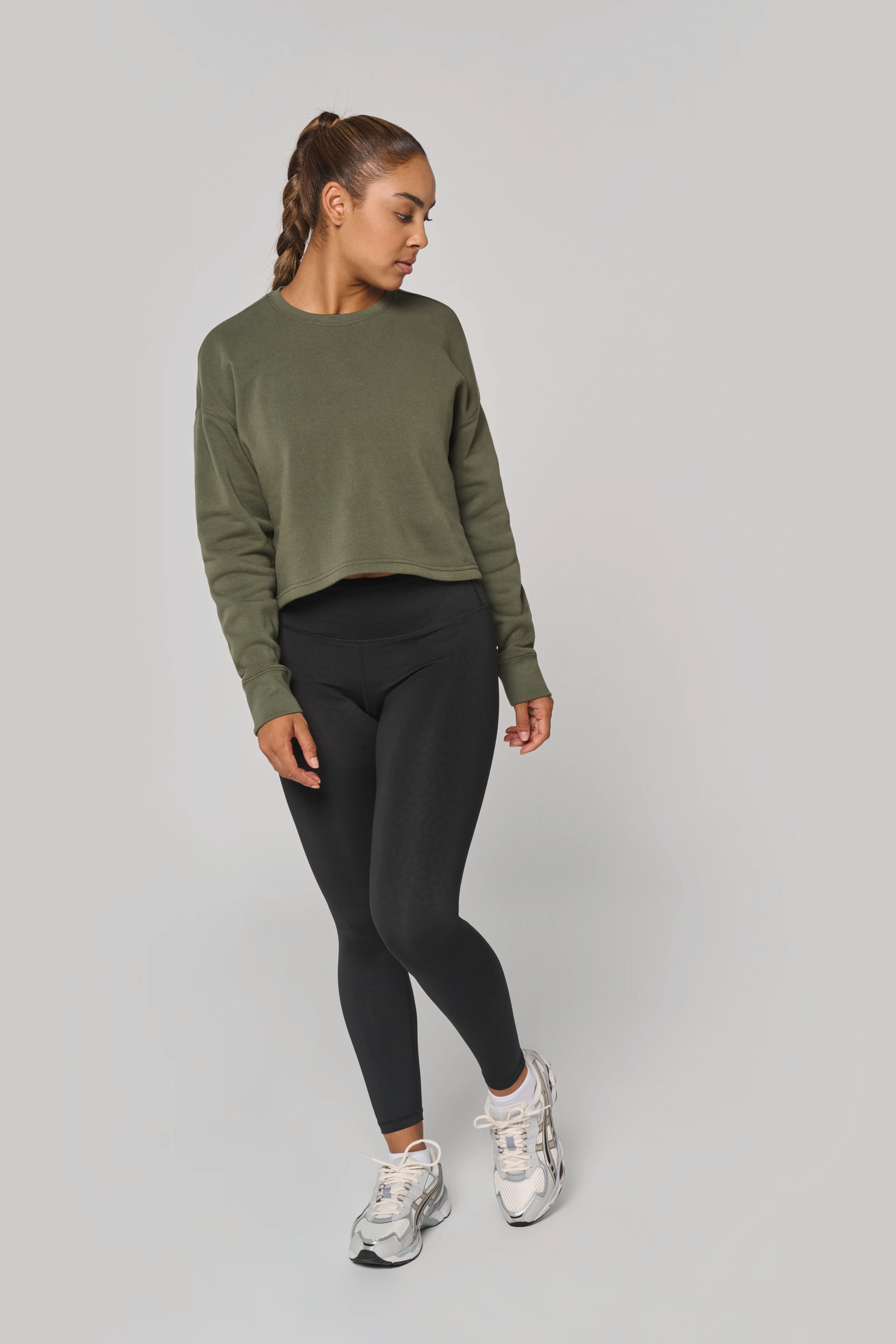 Sweatshirt crop femme personnalisable — porté en tenue complète