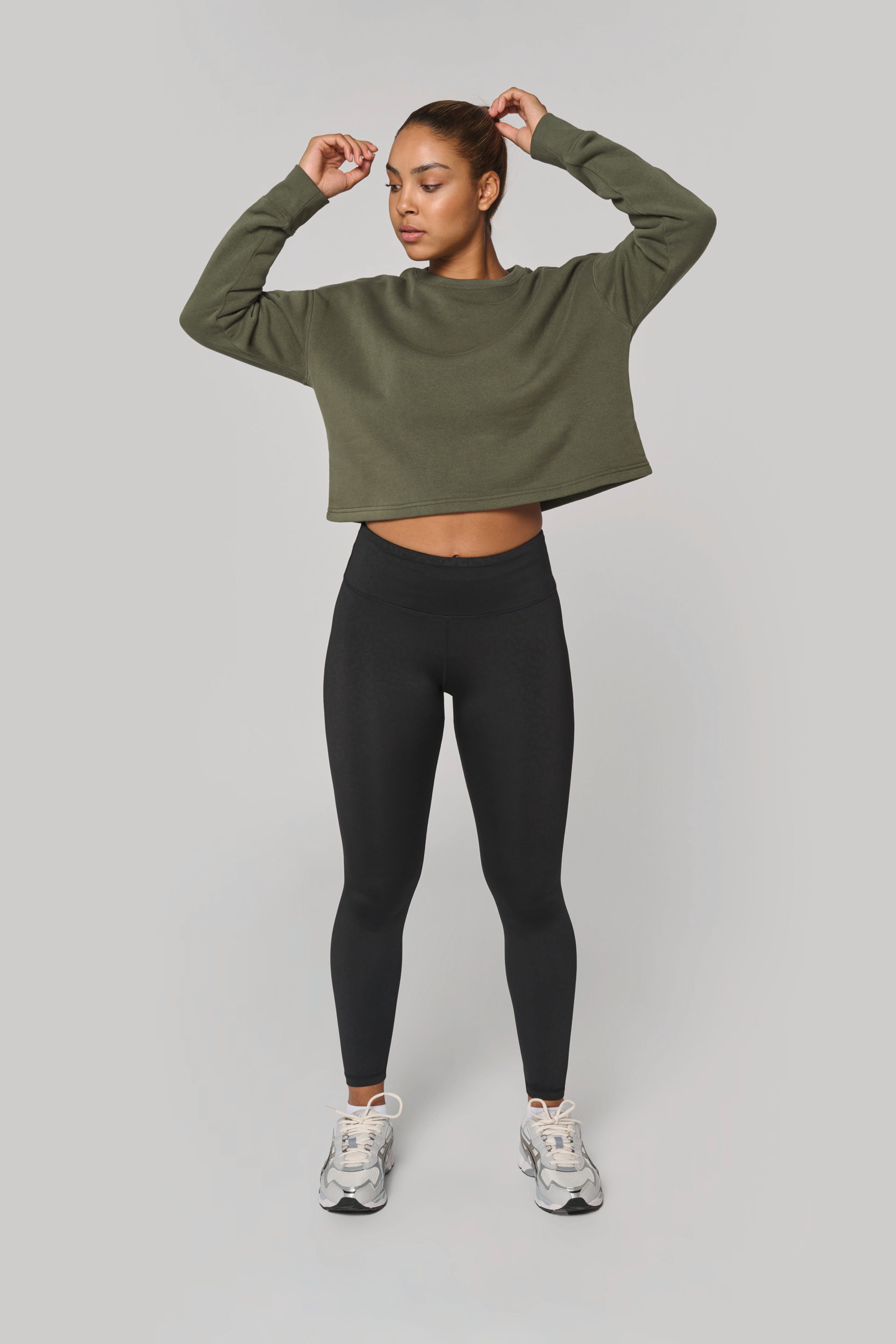Sweatshirt crop femme personnalisable — porté, vue de dos