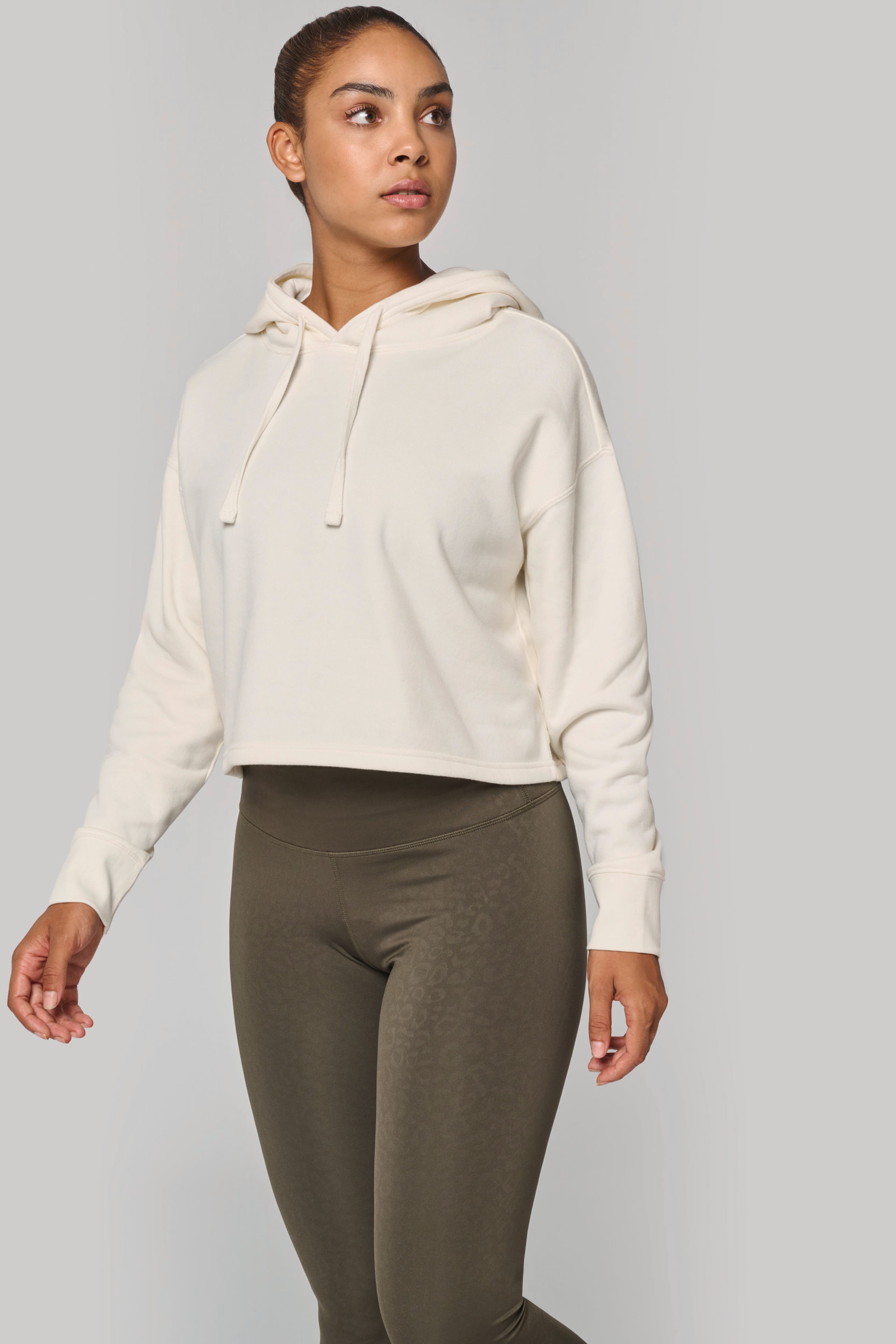 Hoodie crop femme personnalisable, porté