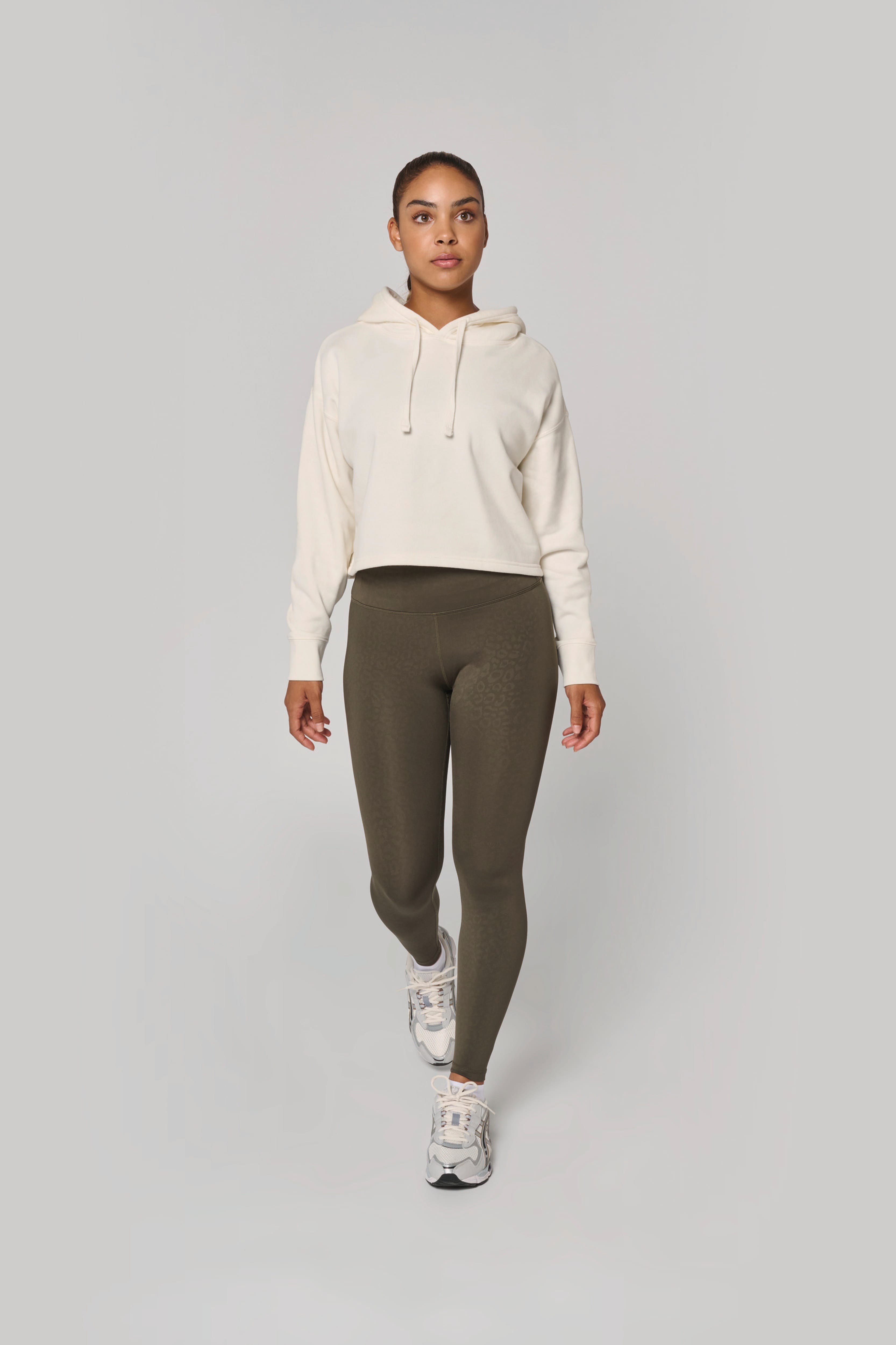 Hoodie crop femme personnalisable, vue portée de dos