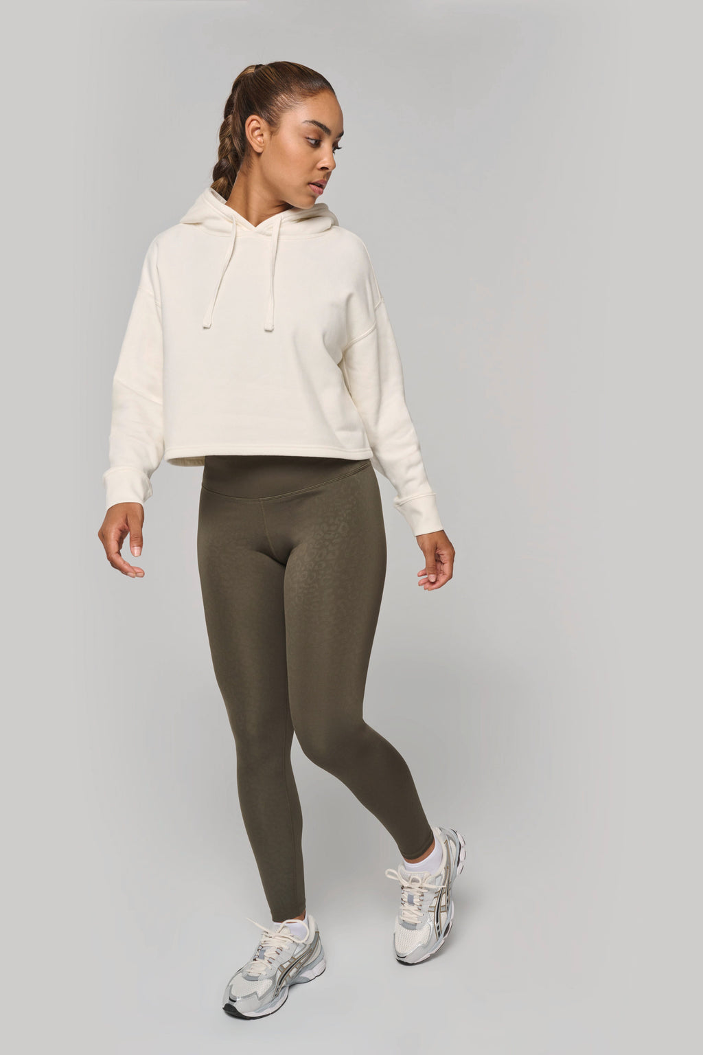Hoodie crop femme personnalisable, détail capuche et cordons