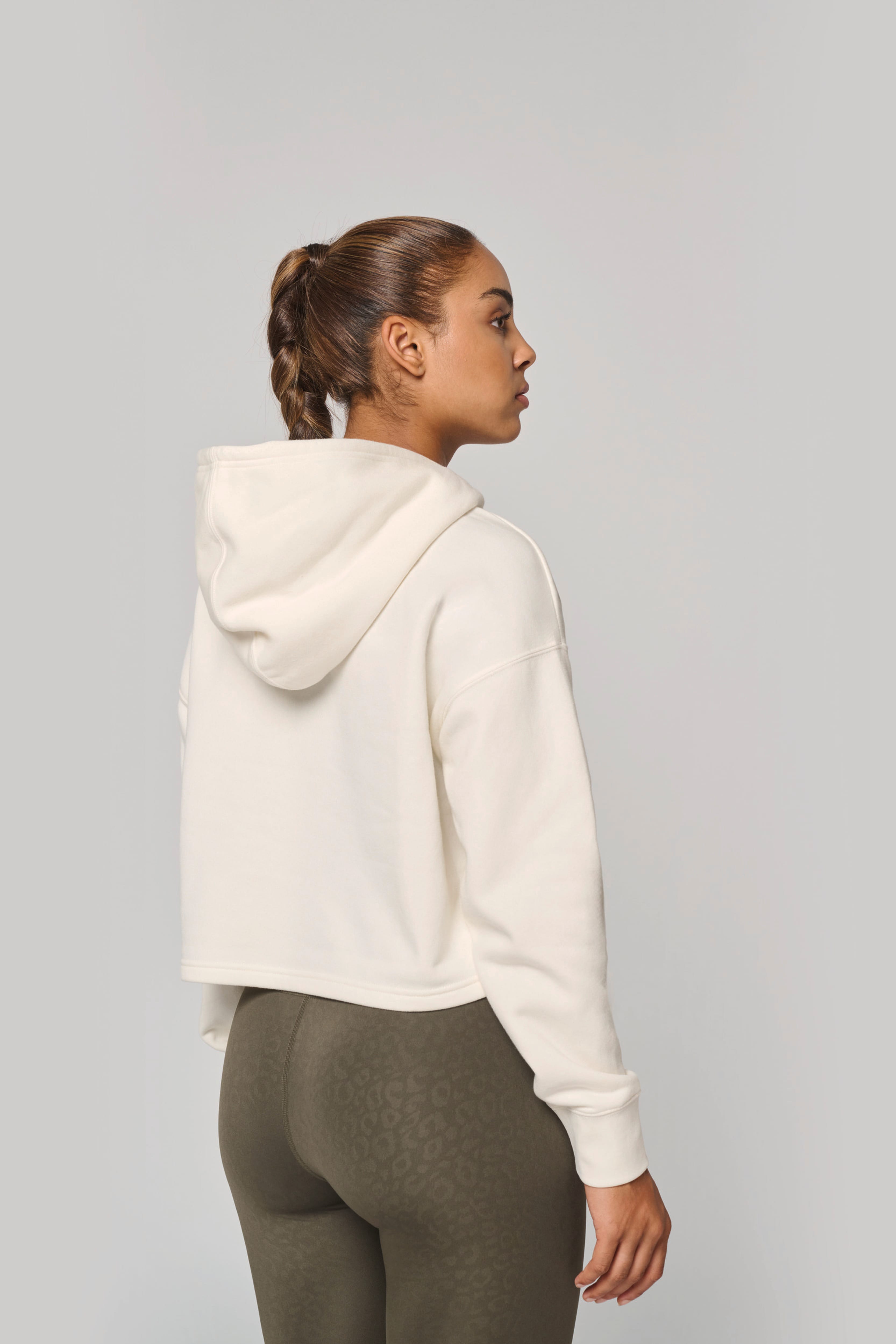 Hoodie crop femme personnalisable, vue portée de face