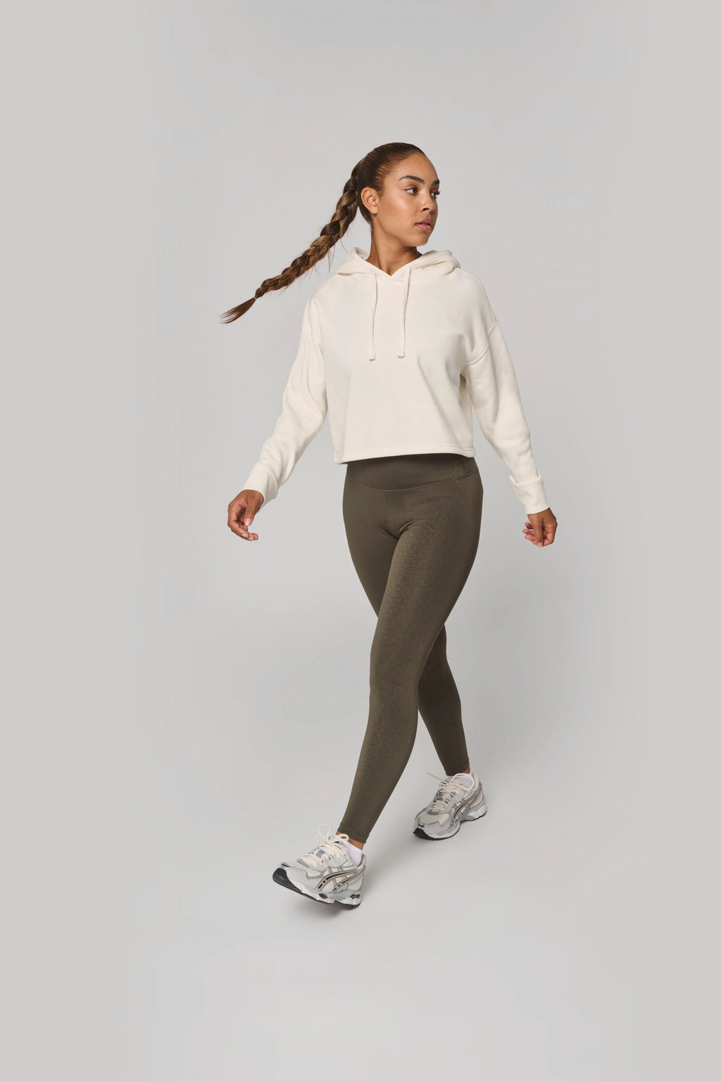 Hoodie crop femme personnalisable, détail bord-côte poignet