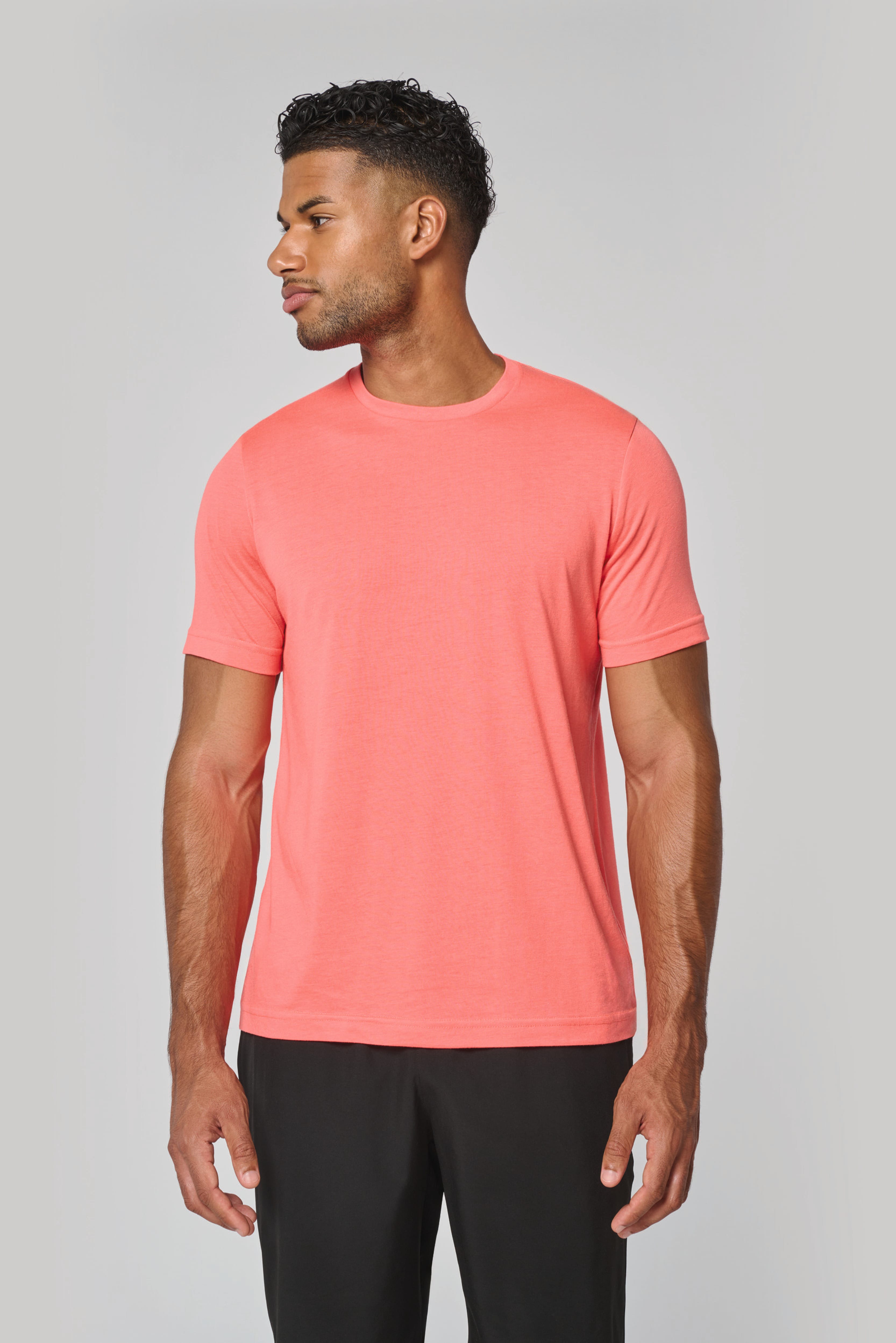 T-shirt triblend homme porté — vue de trois quarts