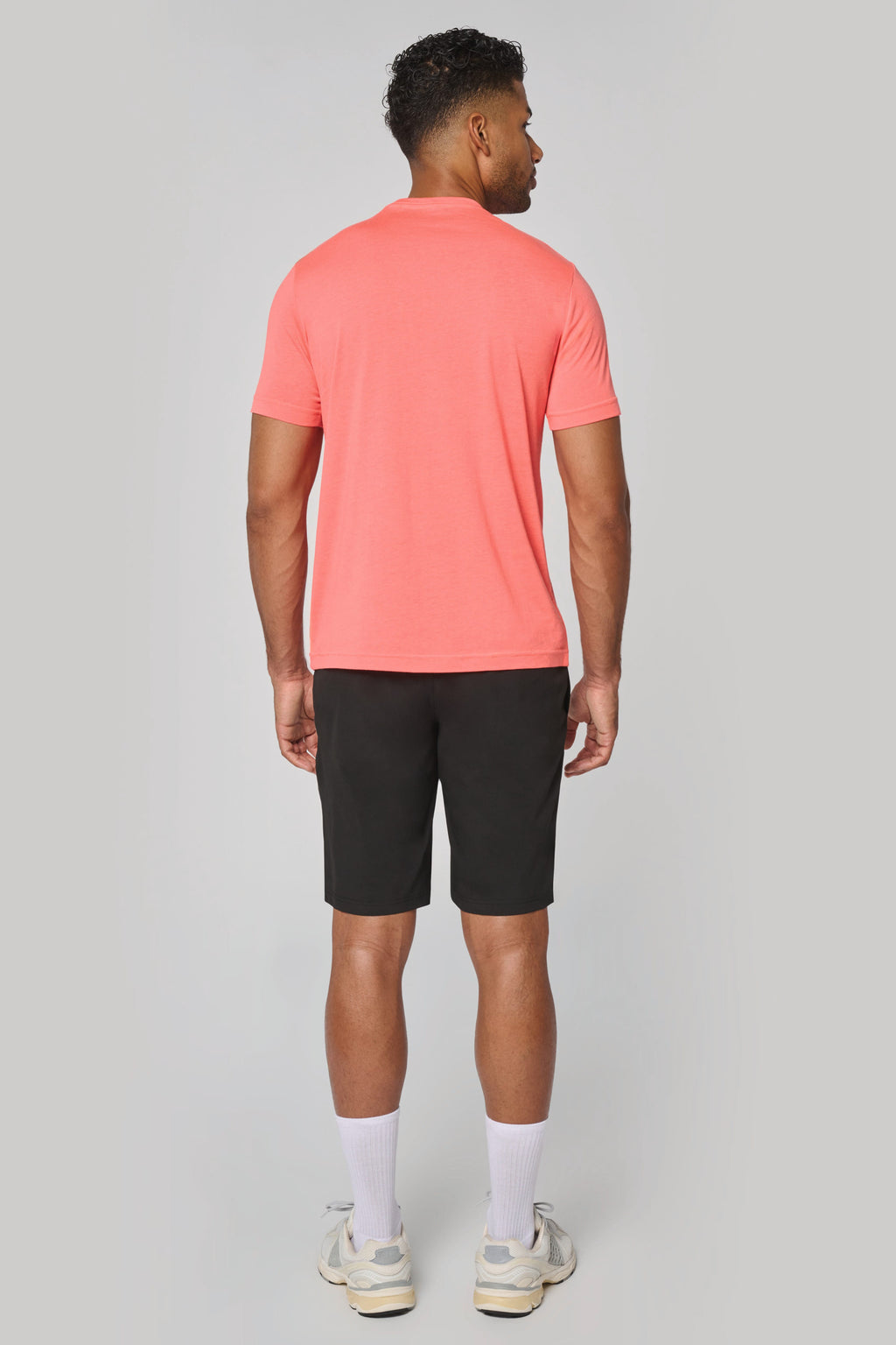 T-shirt triblend homme porté — détail du buste