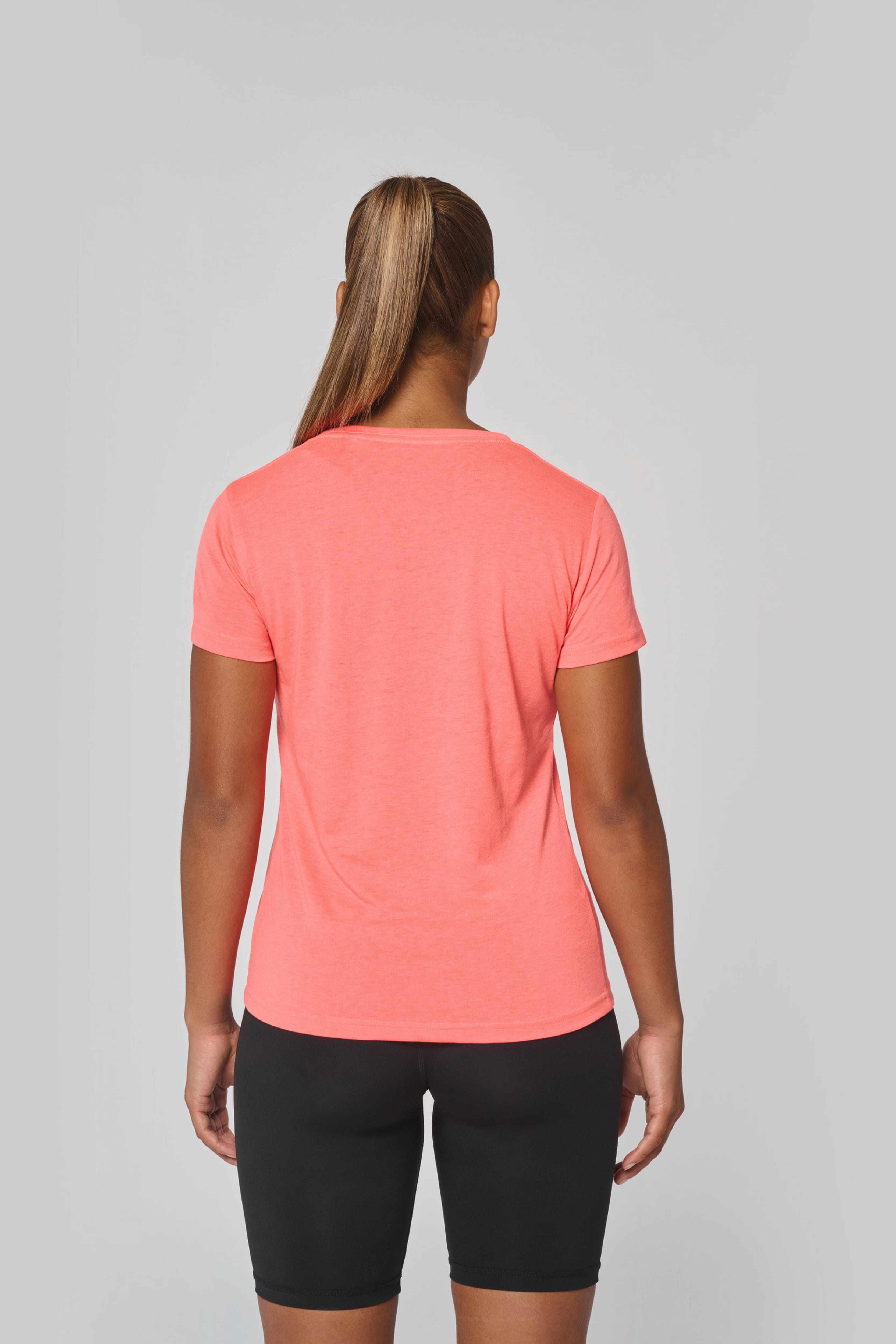 T-shirt triblend femme porté — détail de l'encolure