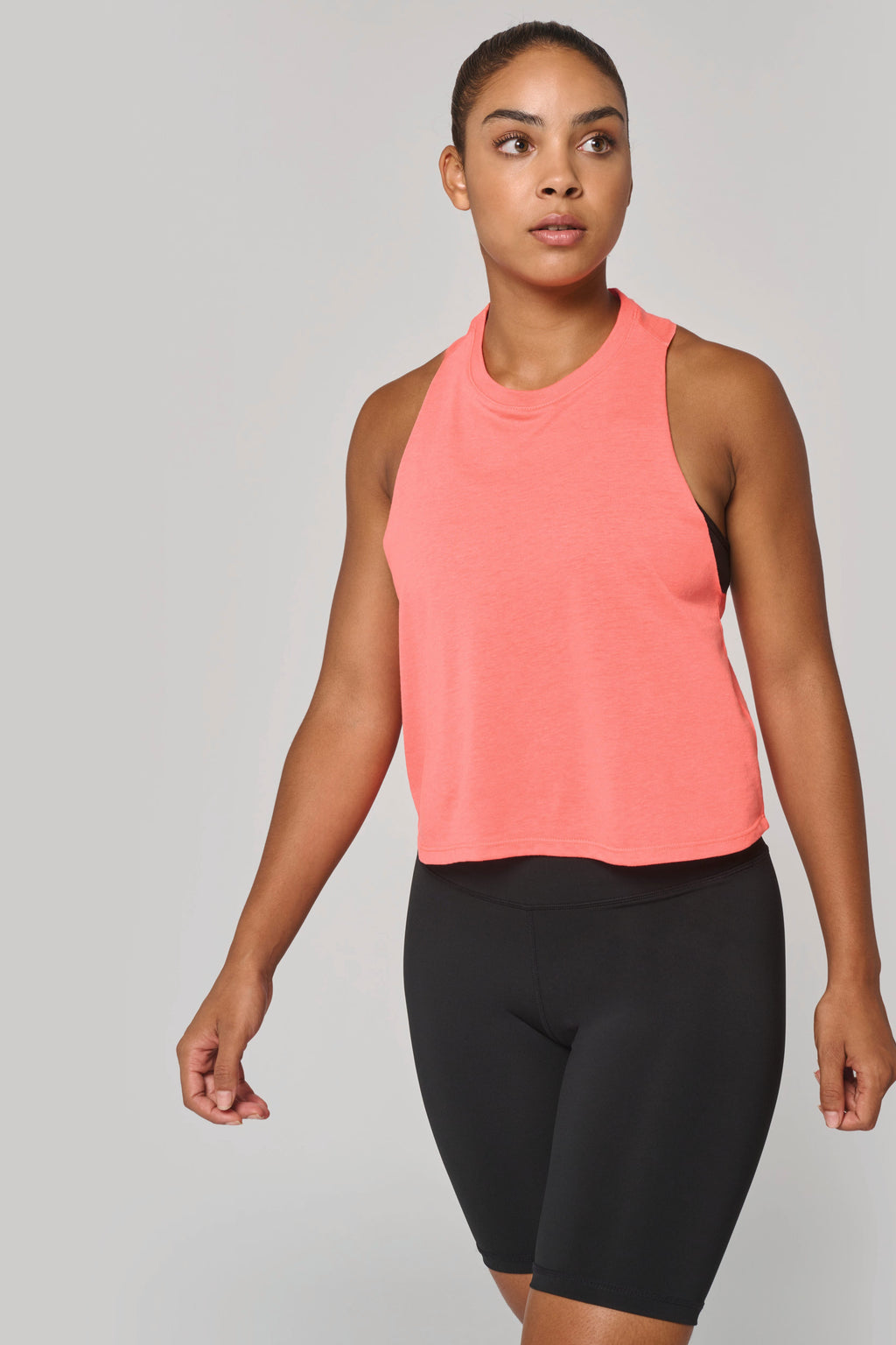 Débardeur crop femme porté — épaules et emmanchures dégagées