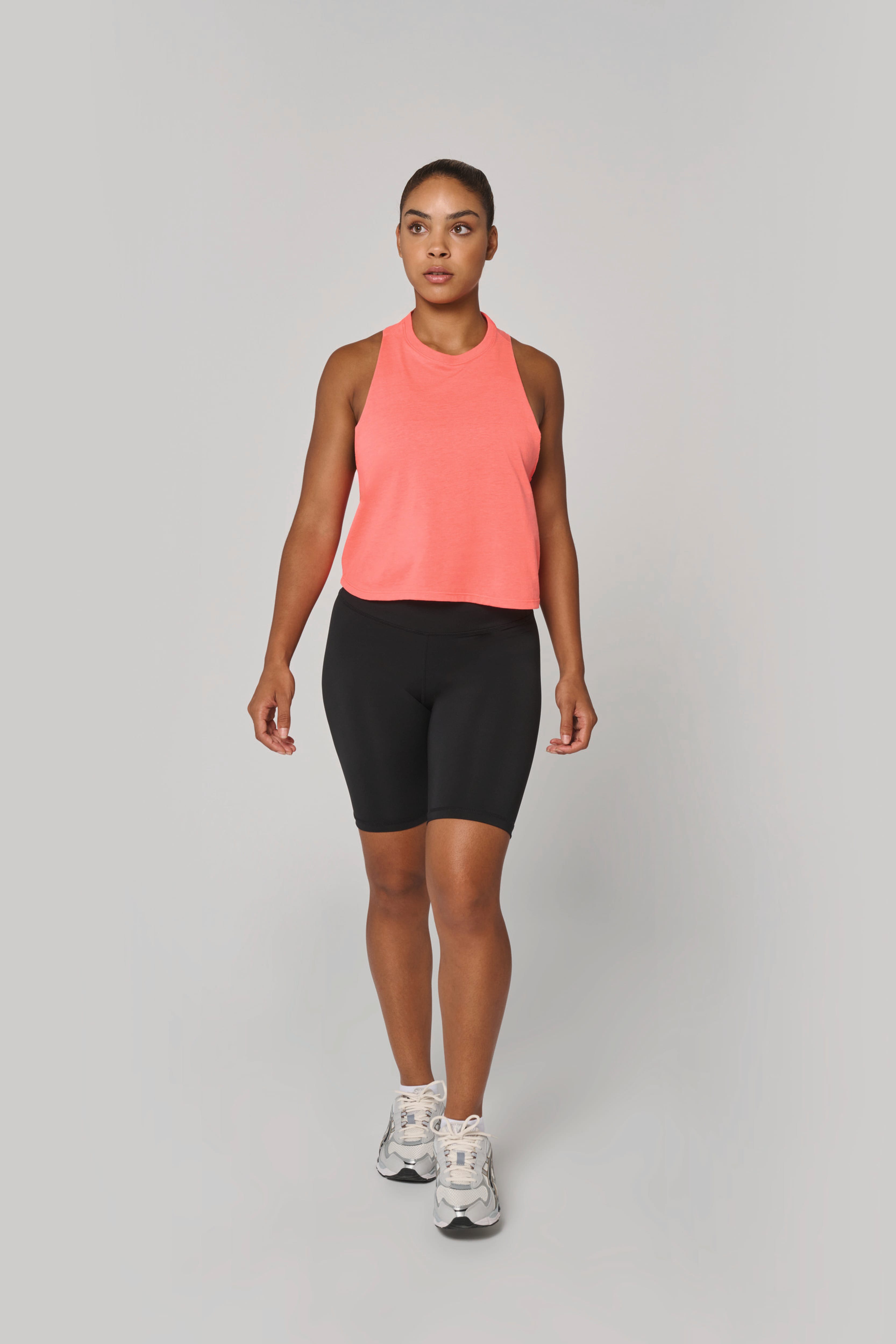 Débardeur crop femme porté — bras au-dessus de la tête